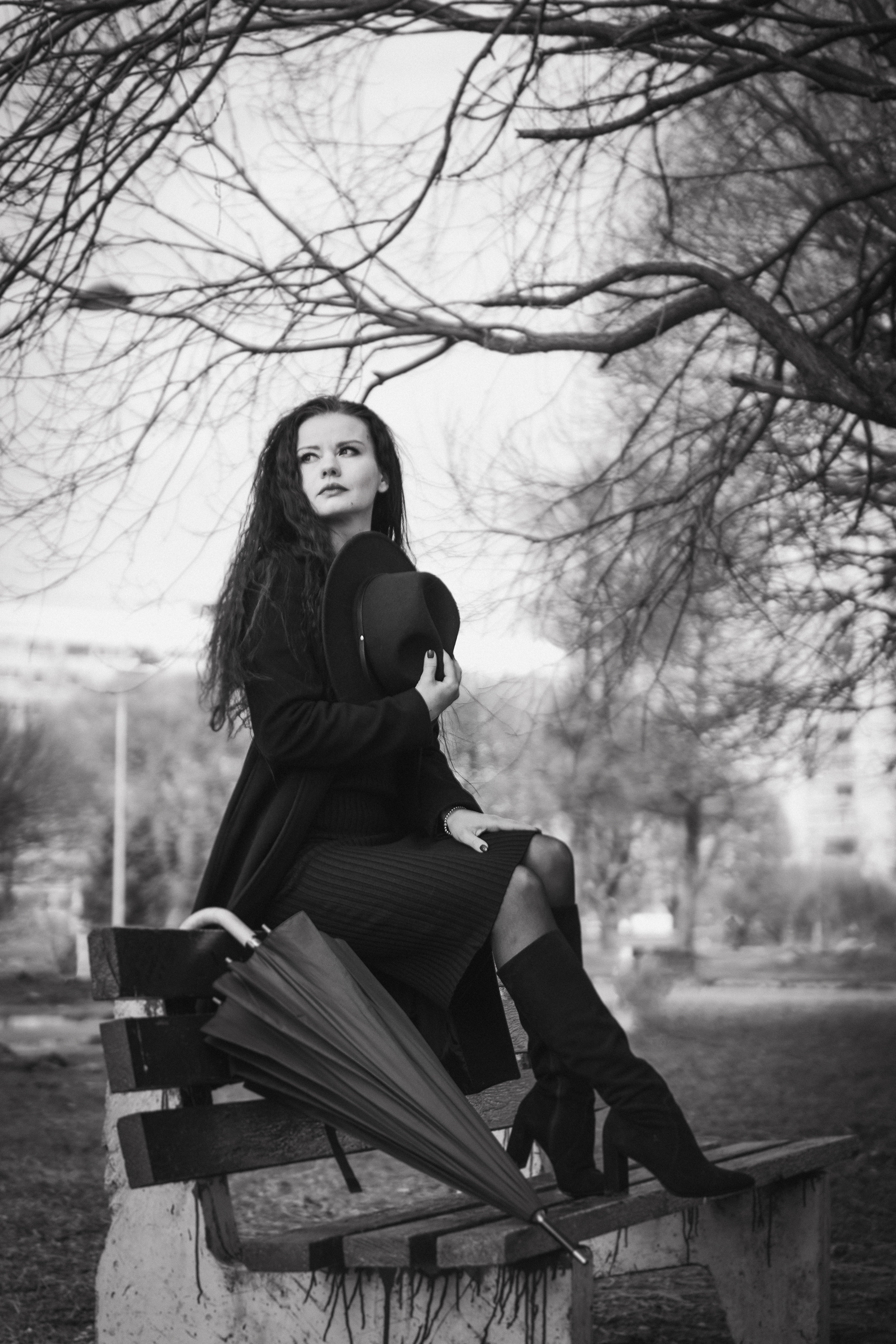 Фотосессия девушки в черно-белом исполнении на прогулке в парке. КОНТЕНТ |БРЕНД фотограф Санкт-Петербург — Жанна Олтаржевская