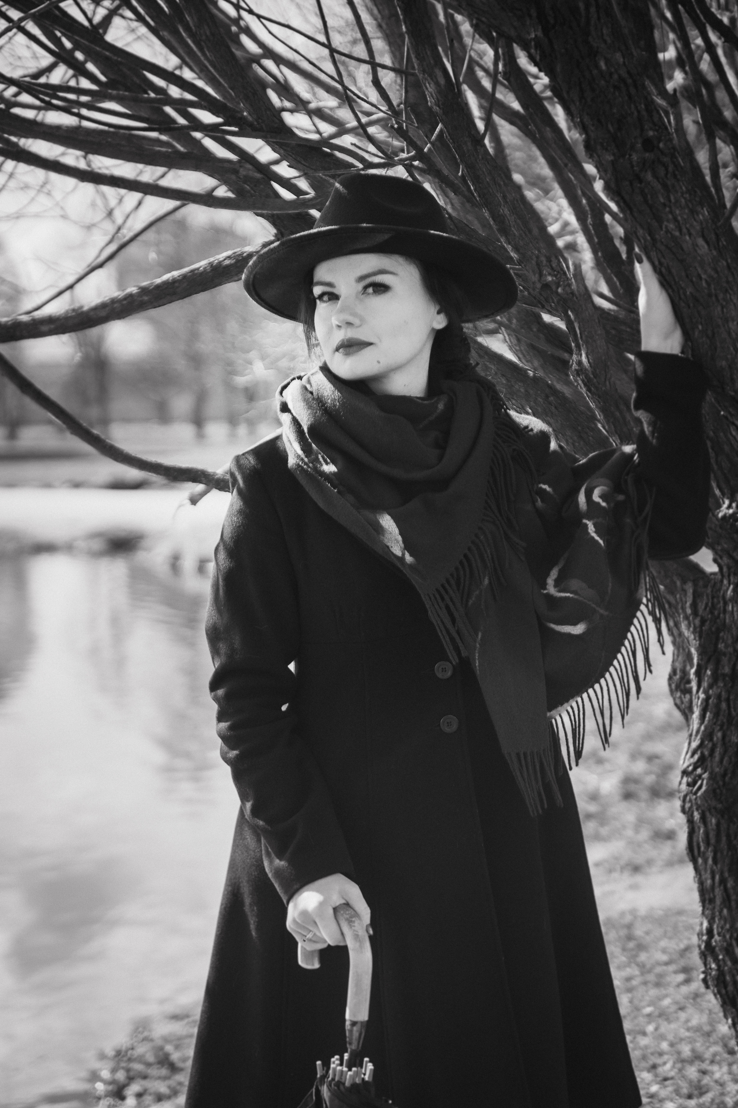 Фотосессия девушки в черно-белом исполнении на прогулке в парке. КОНТЕНТ |БРЕНД фотограф Санкт-Петербург — Жанна Олтаржевская