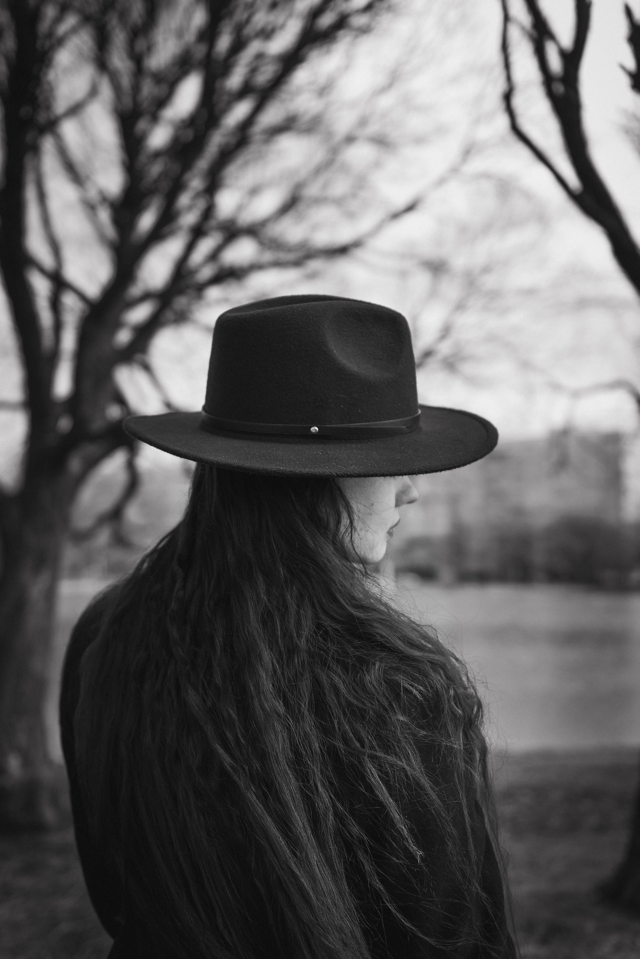 Фотосессия девушки в черно-белом исполнении на прогулке в парке. КОНТЕНТ |БРЕНД фотограф Санкт-Петербург — Жанна Олтаржевская