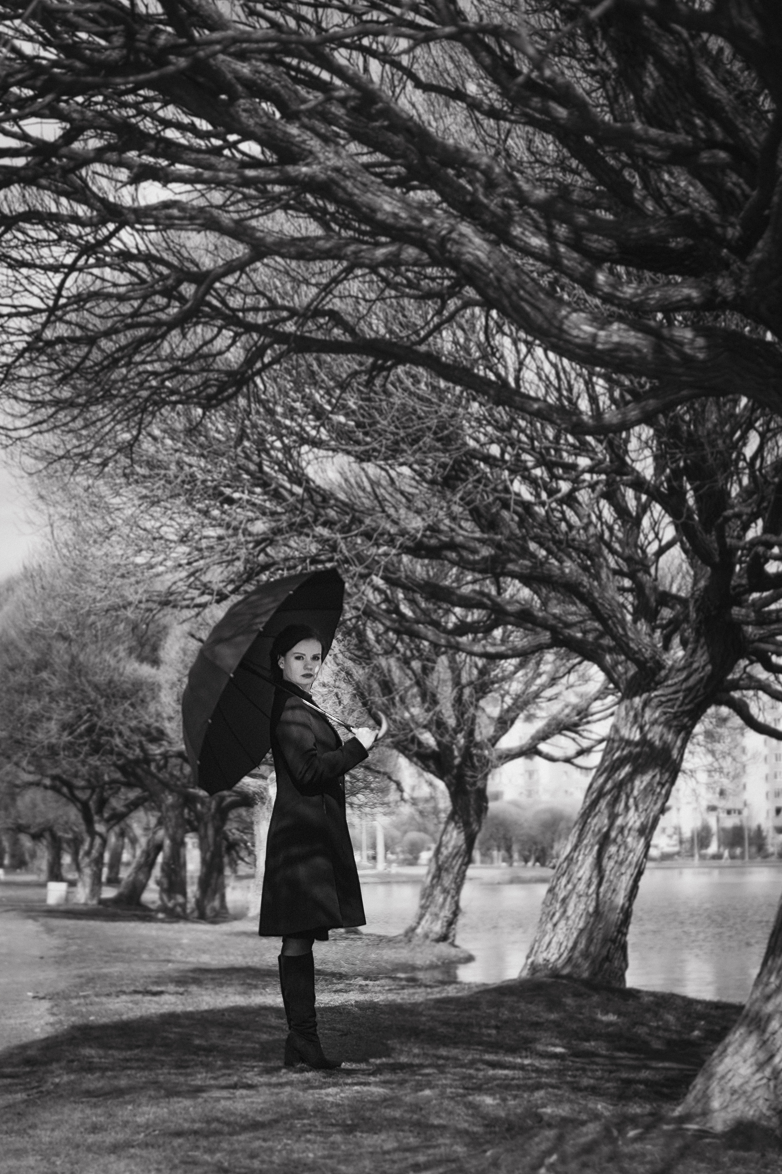 Фотосессия девушки в черно-белом исполнении на прогулке в парке. КОНТЕНТ |БРЕНД фотограф Санкт-Петербург — Жанна Олтаржевская