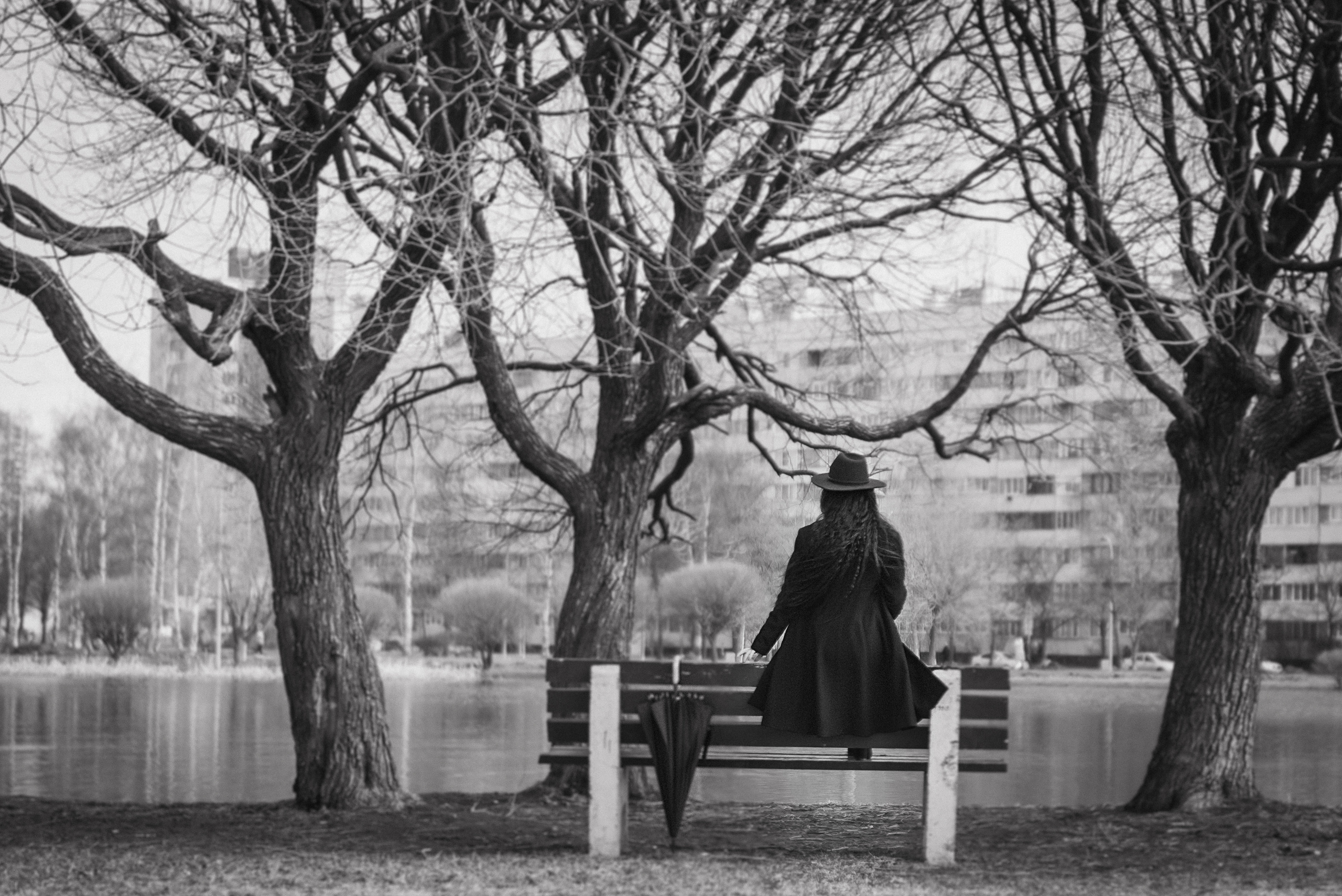 Фотосессия девушки в черно-белом исполнении на прогулке в парке. КОНТЕНТ |БРЕНД фотограф Санкт-Петербург — Жанна Олтаржевская