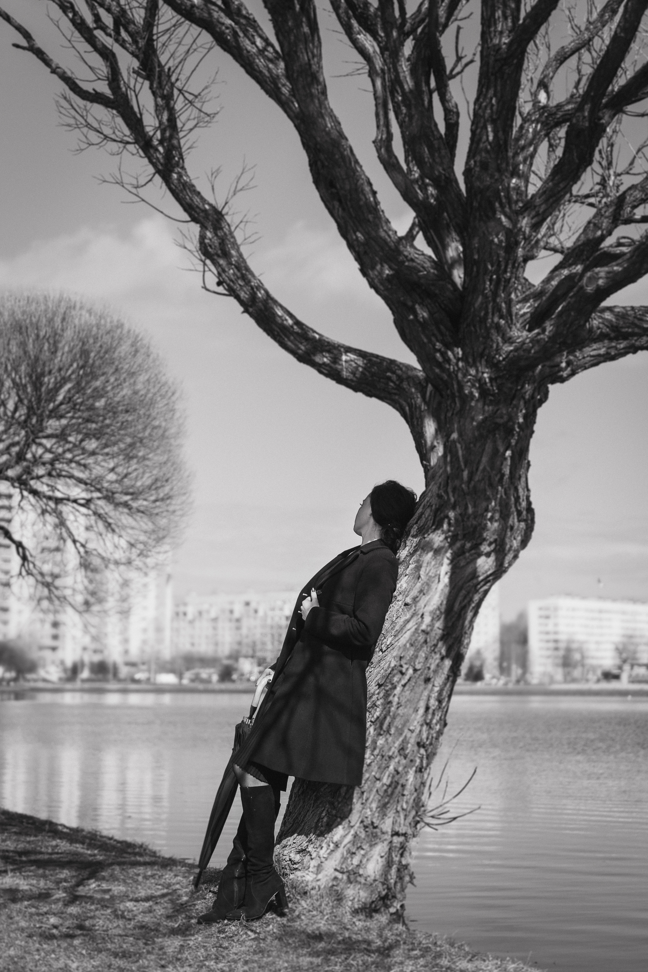 Фотосессия девушки в черно-белом исполнении на прогулке в парке. КОНТЕНТ |БРЕНД фотограф Санкт-Петербург — Жанна Олтаржевская