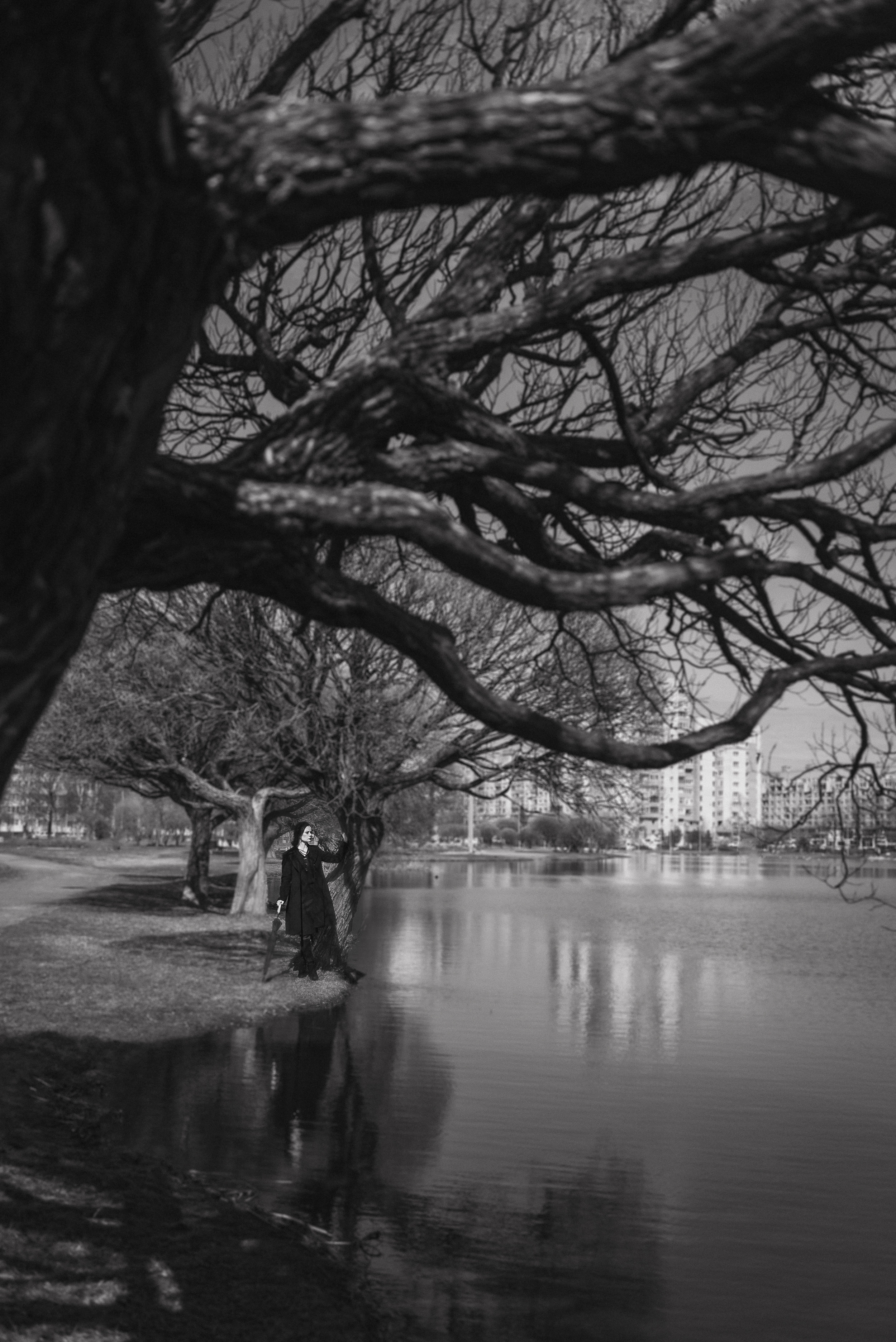 Фотосессия девушки в черно-белом исполнении на прогулке в парке. КОНТЕНТ |БРЕНД фотограф Санкт-Петербург — Жанна Олтаржевская