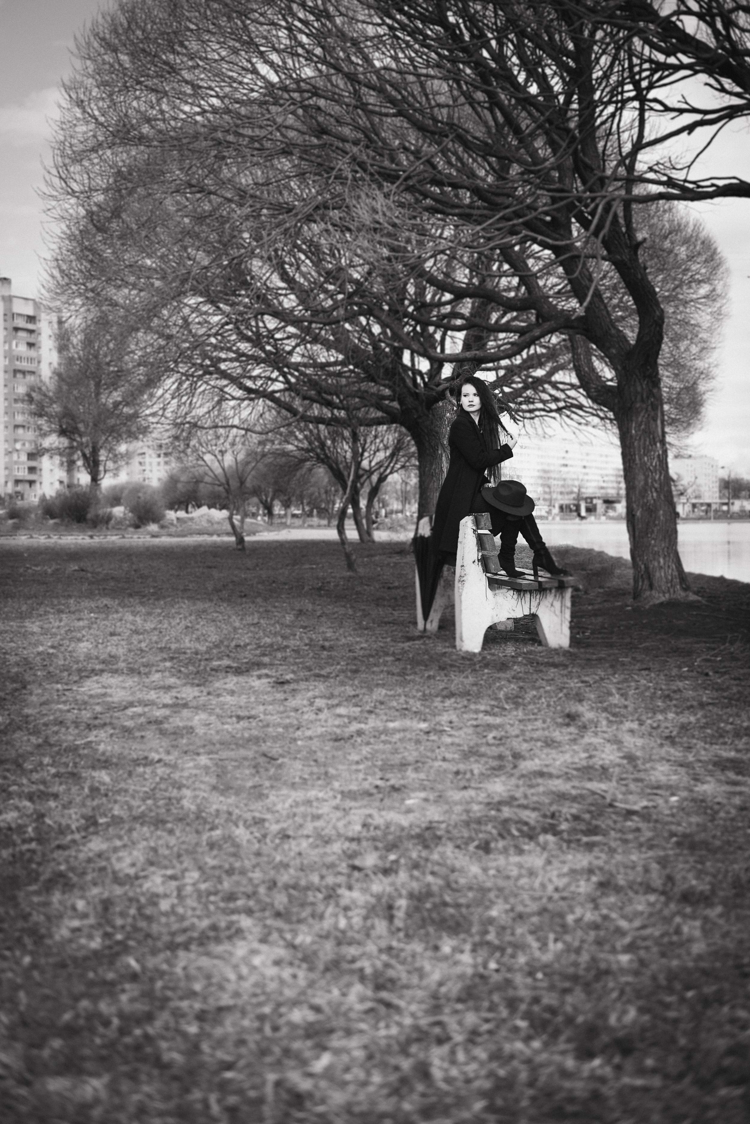 Фотосессия девушки в черно-белом исполнении на прогулке в парке. КОНТЕНТ |БРЕНД фотограф Санкт-Петербург — Жанна Олтаржевская
