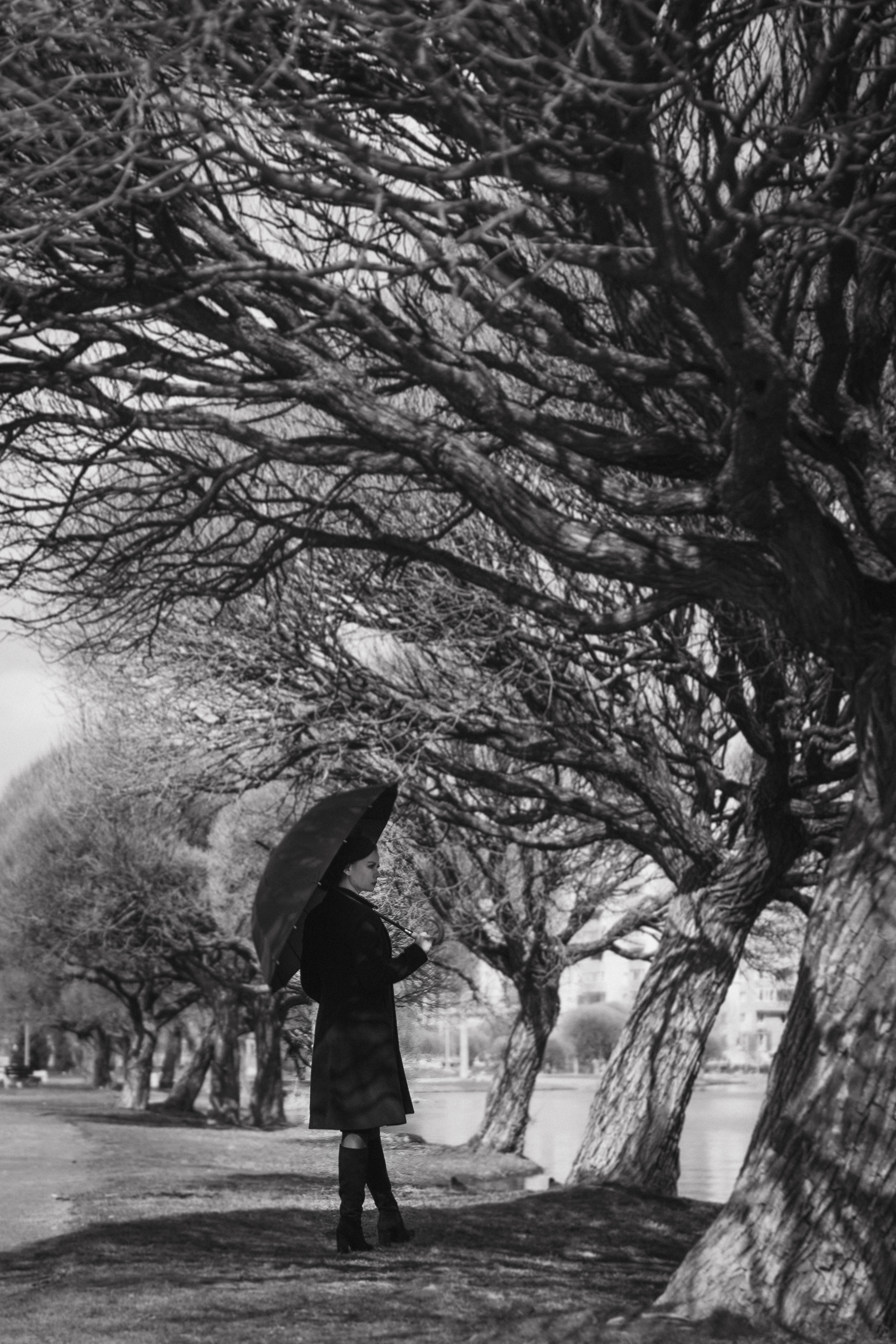 Фотосессия девушки в черно-белом исполнении на прогулке в парке. КОНТЕНТ |БРЕНД фотограф Санкт-Петербург — Жанна Олтаржевская