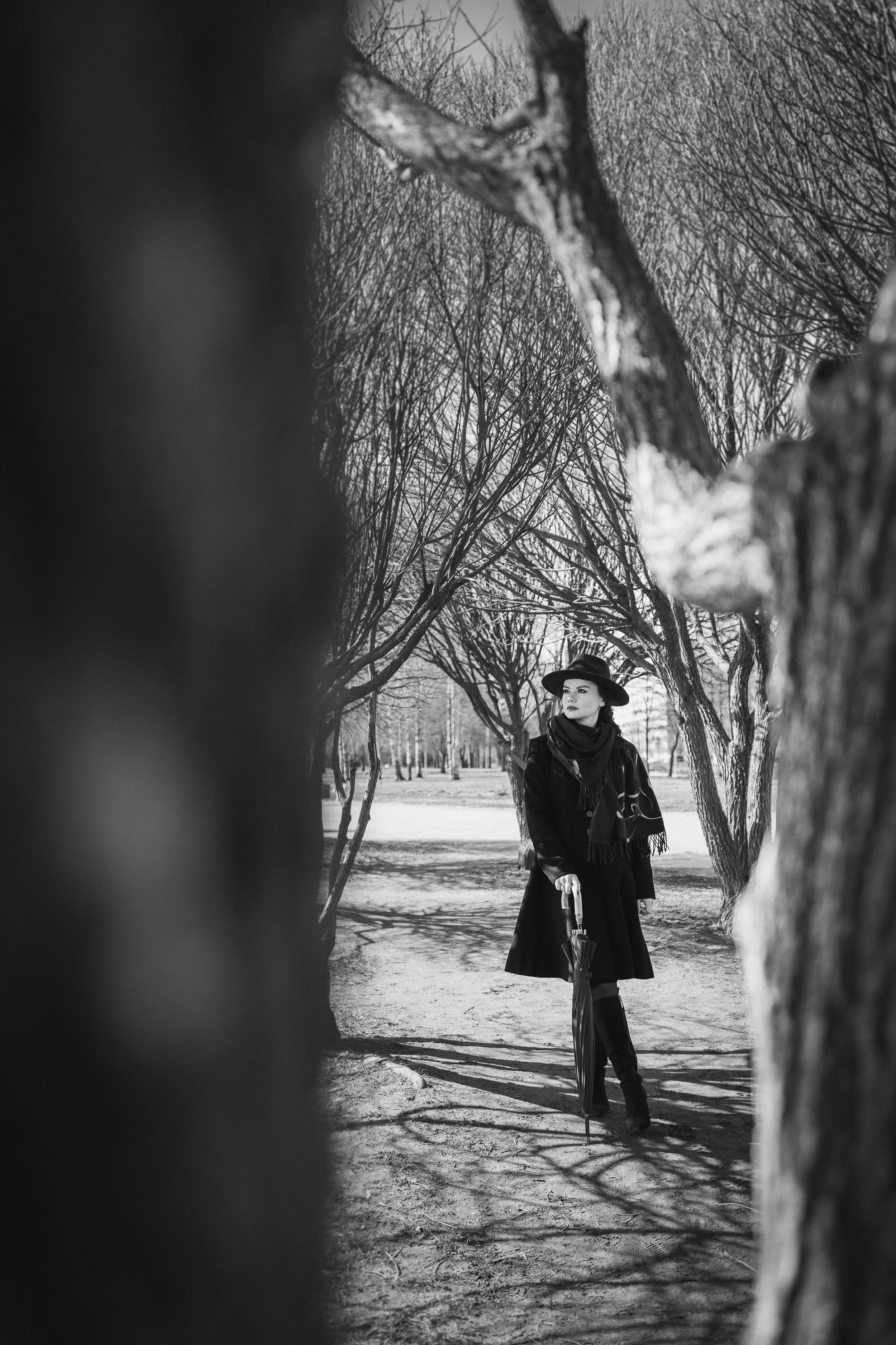 Фотосессия девушки в черно-белом исполнении на прогулке в парке. КОНТЕНТ |БРЕНД фотограф Санкт-Петербург — Жанна Олтаржевская