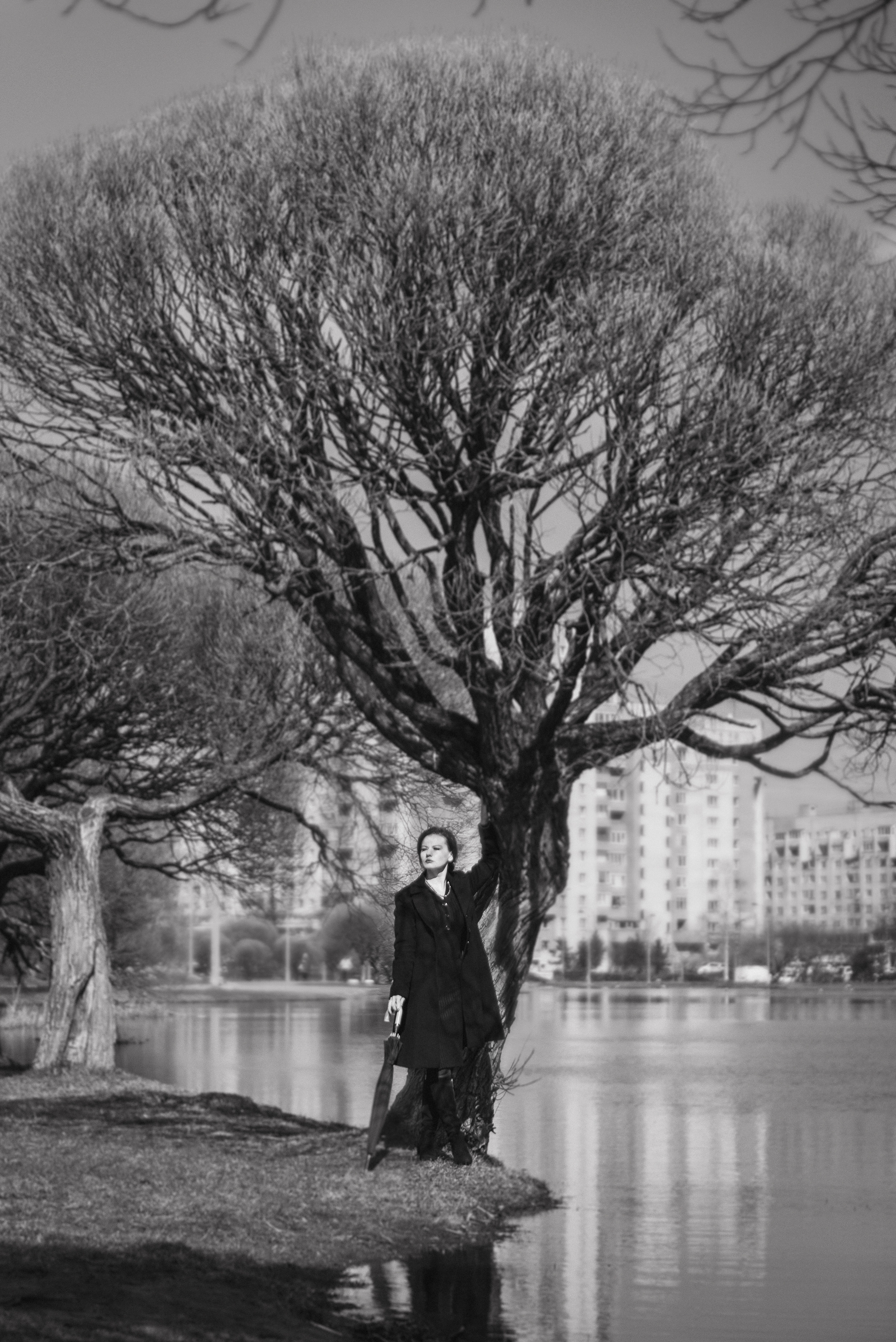 Фотосессия девушки в черно-белом исполнении на прогулке в парке. КОНТЕНТ |БРЕНД фотограф Санкт-Петербург — Жанна Олтаржевская