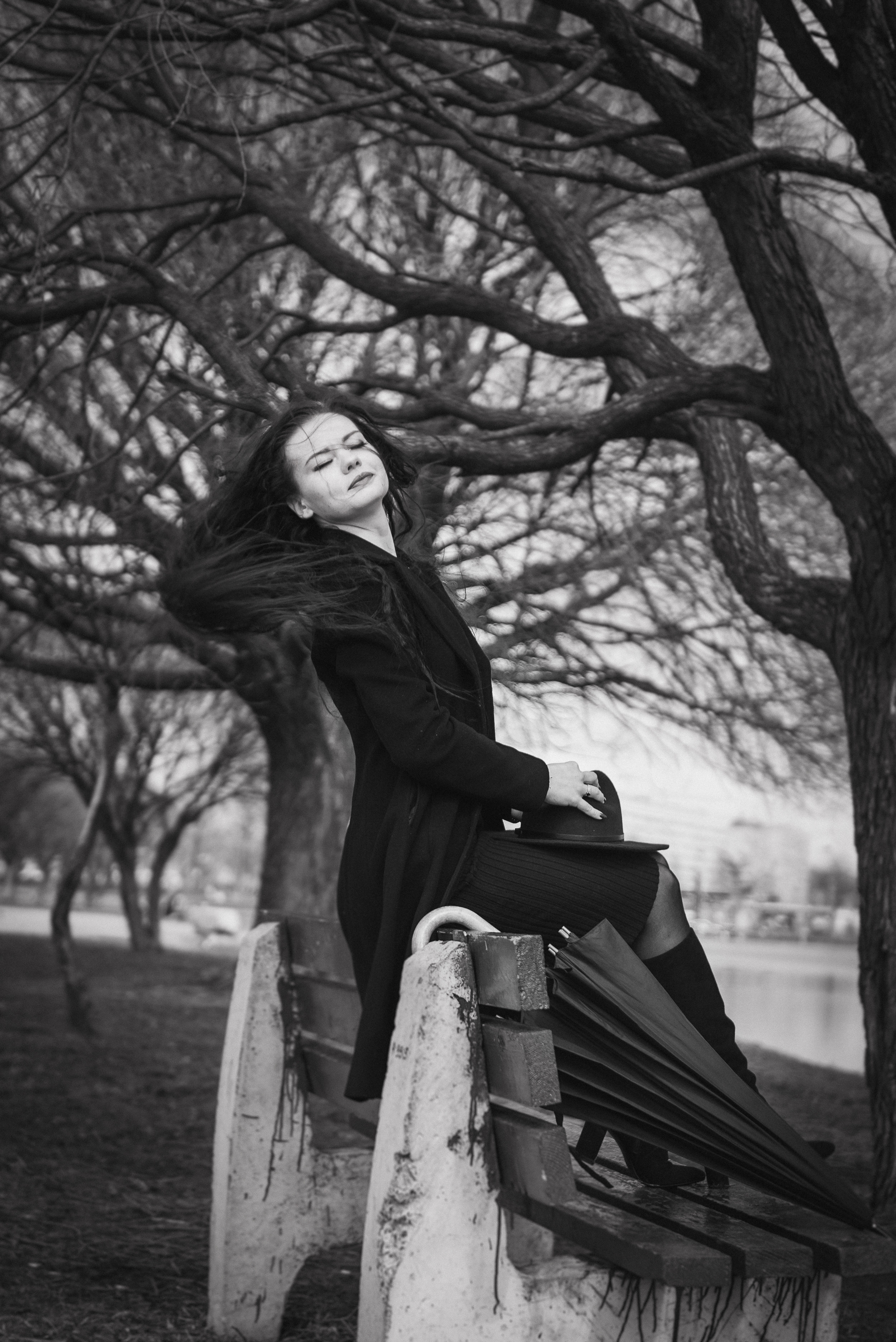Фотосессия девушки в черно-белом исполнении на прогулке в парке. КОНТЕНТ |БРЕНД фотограф Санкт-Петербург — Жанна Олтаржевская