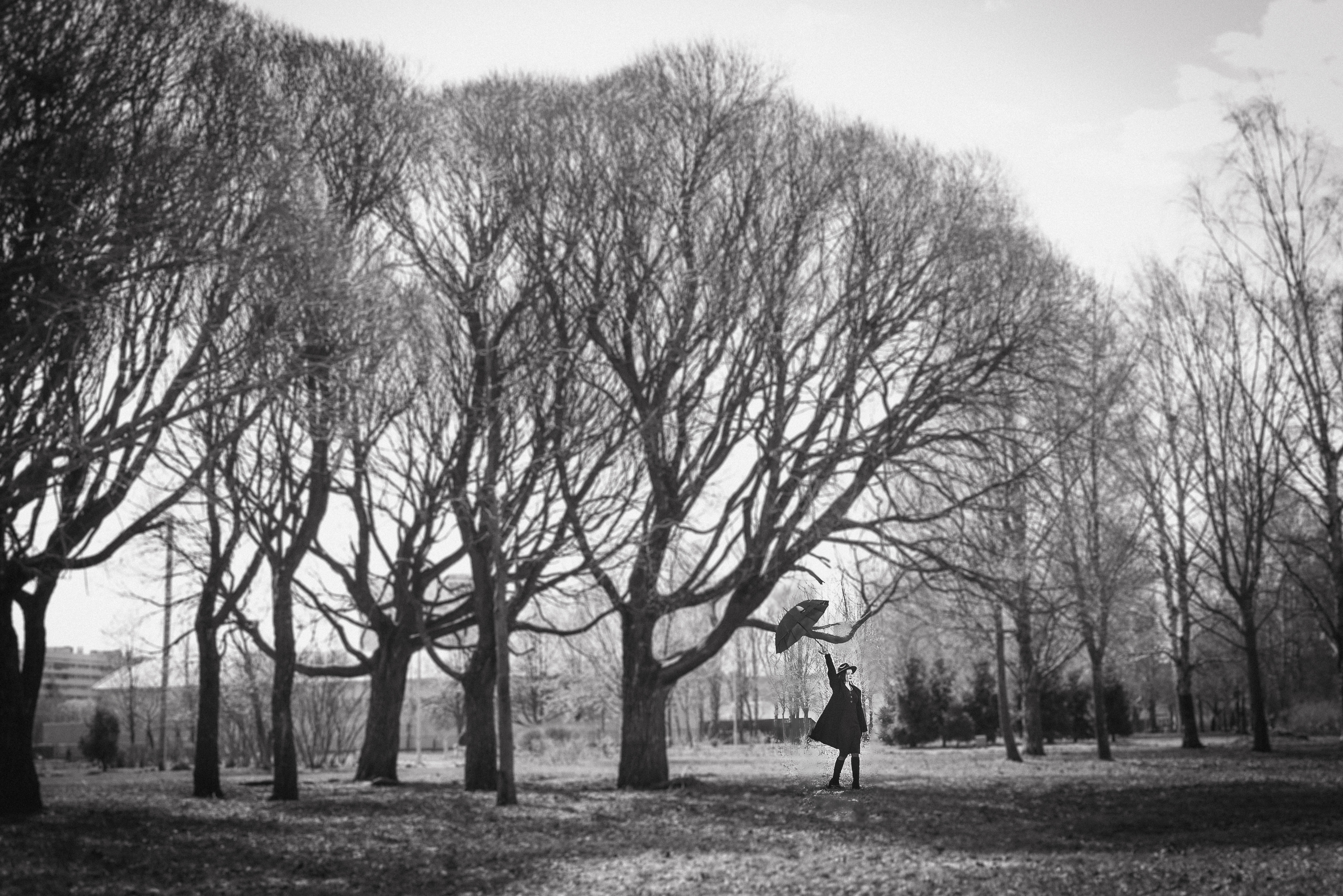 Фотосессия девушки в черно-белом исполнении на прогулке в парке. КОНТЕНТ |БРЕНД фотограф Санкт-Петербург — Жанна Олтаржевская