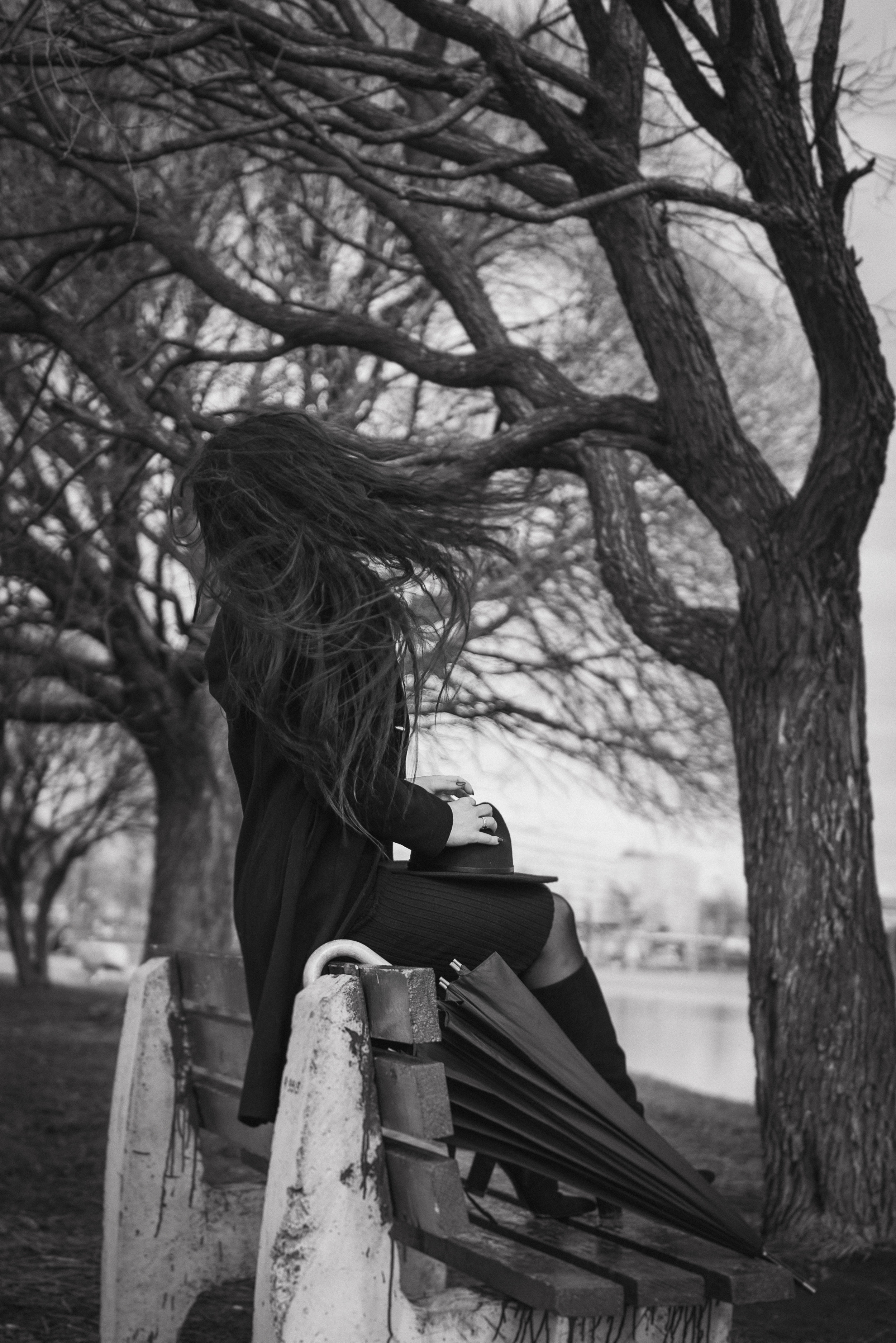 Фотосессия девушки в черно-белом исполнении на прогулке в парке. КОНТЕНТ |БРЕНД фотограф Санкт-Петербург — Жанна Олтаржевская