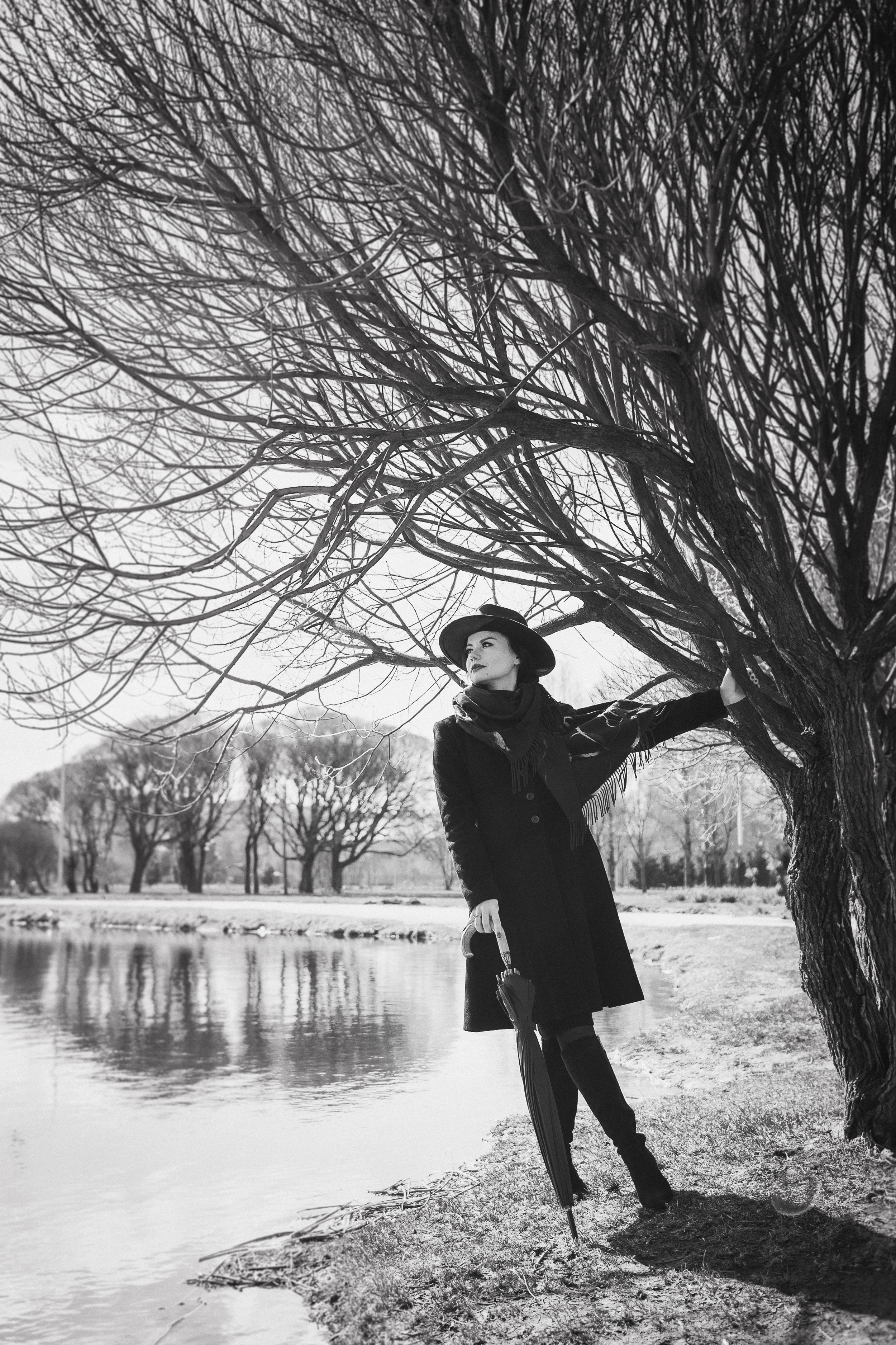 Фотосессия девушки в черно-белом исполнении на прогулке в парке. КОНТЕНТ |БРЕНД фотограф Санкт-Петербург — Жанна Олтаржевская