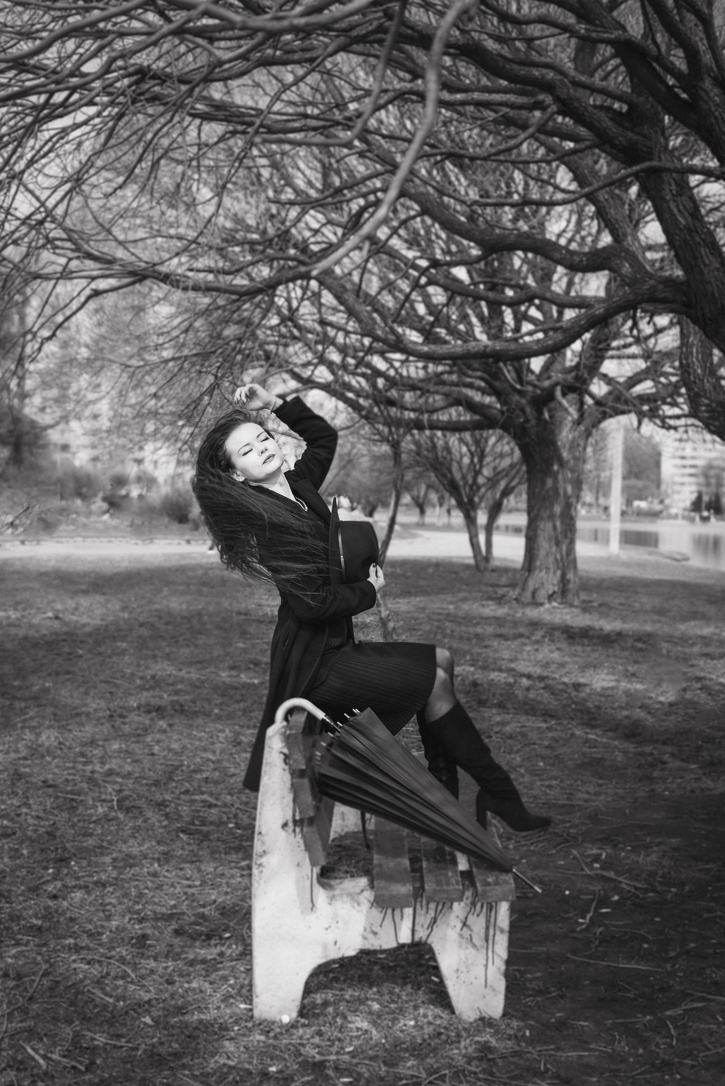Фотосессия девушки в черно-белом исполнении на прогулке в парке. КОНТЕНТ |БРЕНД фотограф Санкт-Петербург — Жанна Олтаржевская