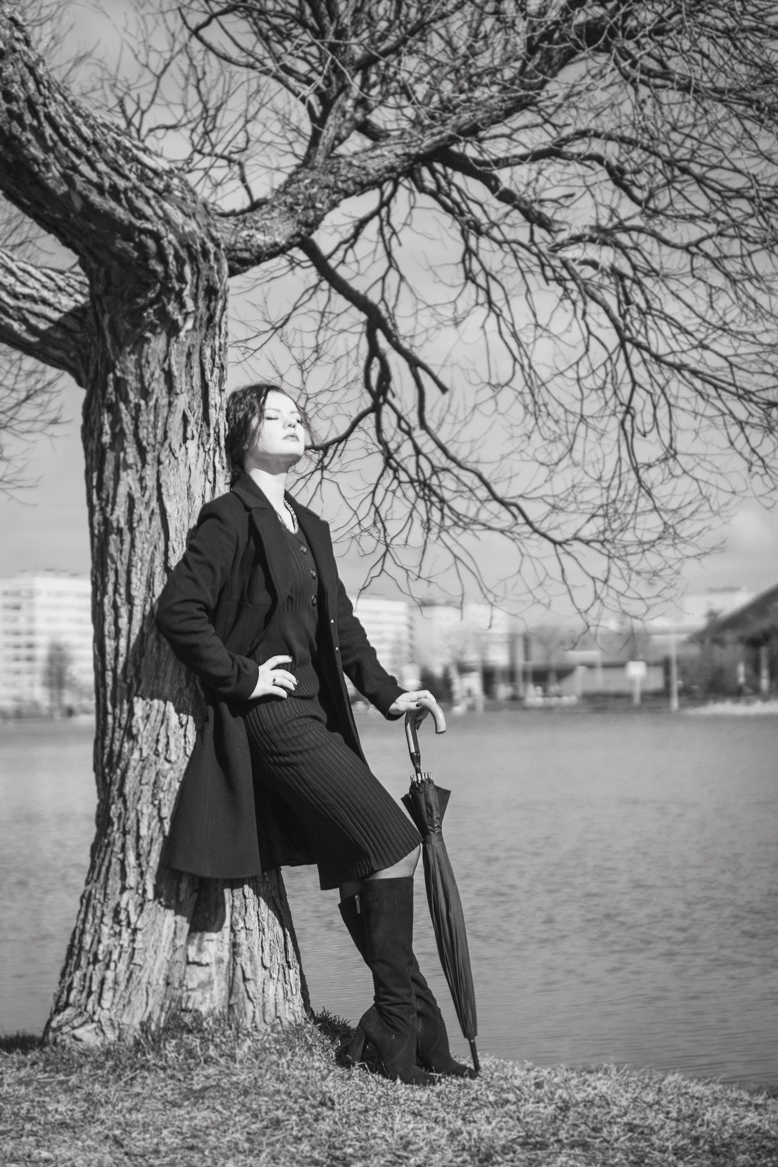 Фотосессия девушки в черно-белом исполнении на прогулке в парке. КОНТЕНТ |БРЕНД фотограф Санкт-Петербург — Жанна Олтаржевская