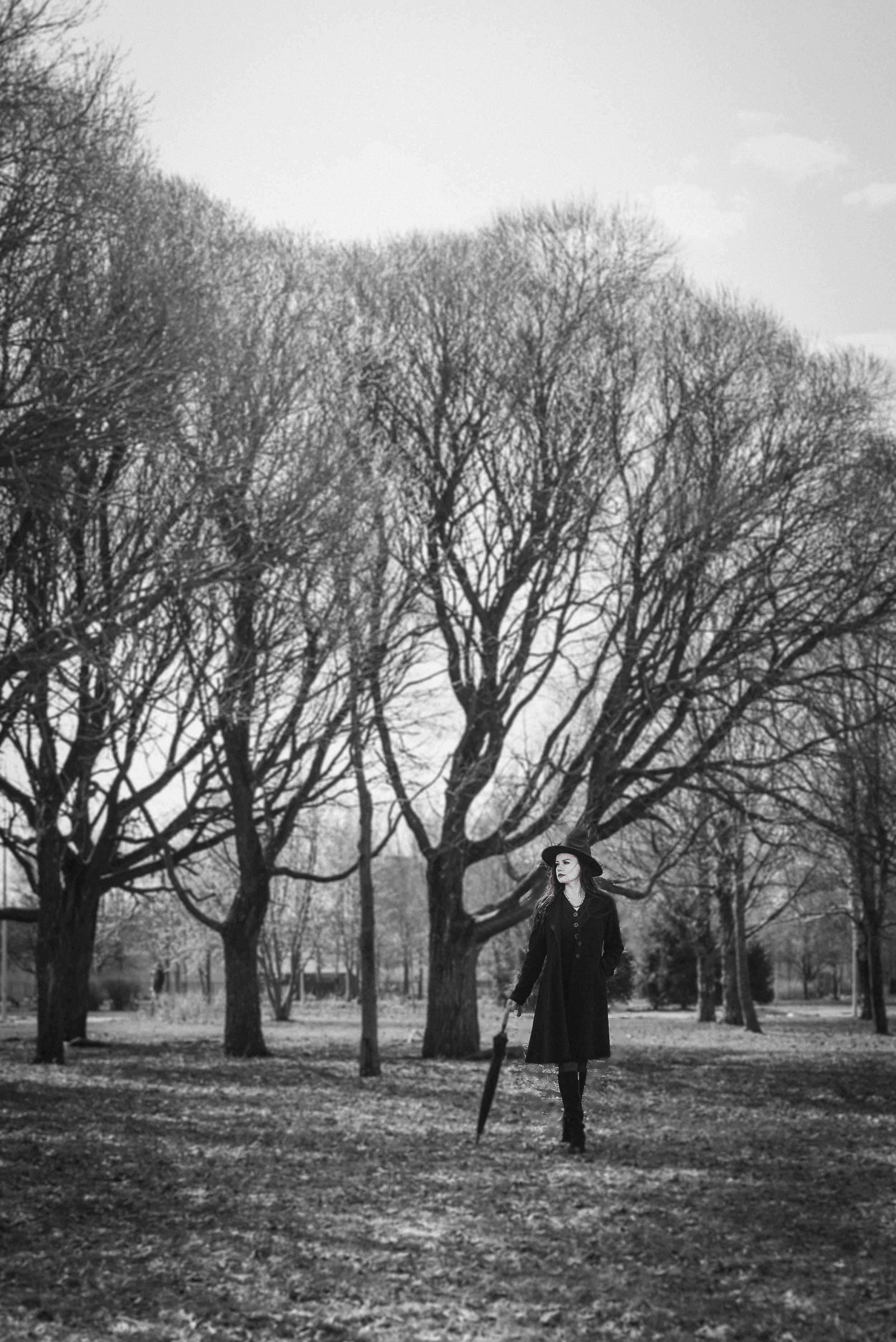 Фотосессия девушки в черно-белом исполнении на прогулке в парке. КОНТЕНТ |БРЕНД фотограф Санкт-Петербург — Жанна Олтаржевская