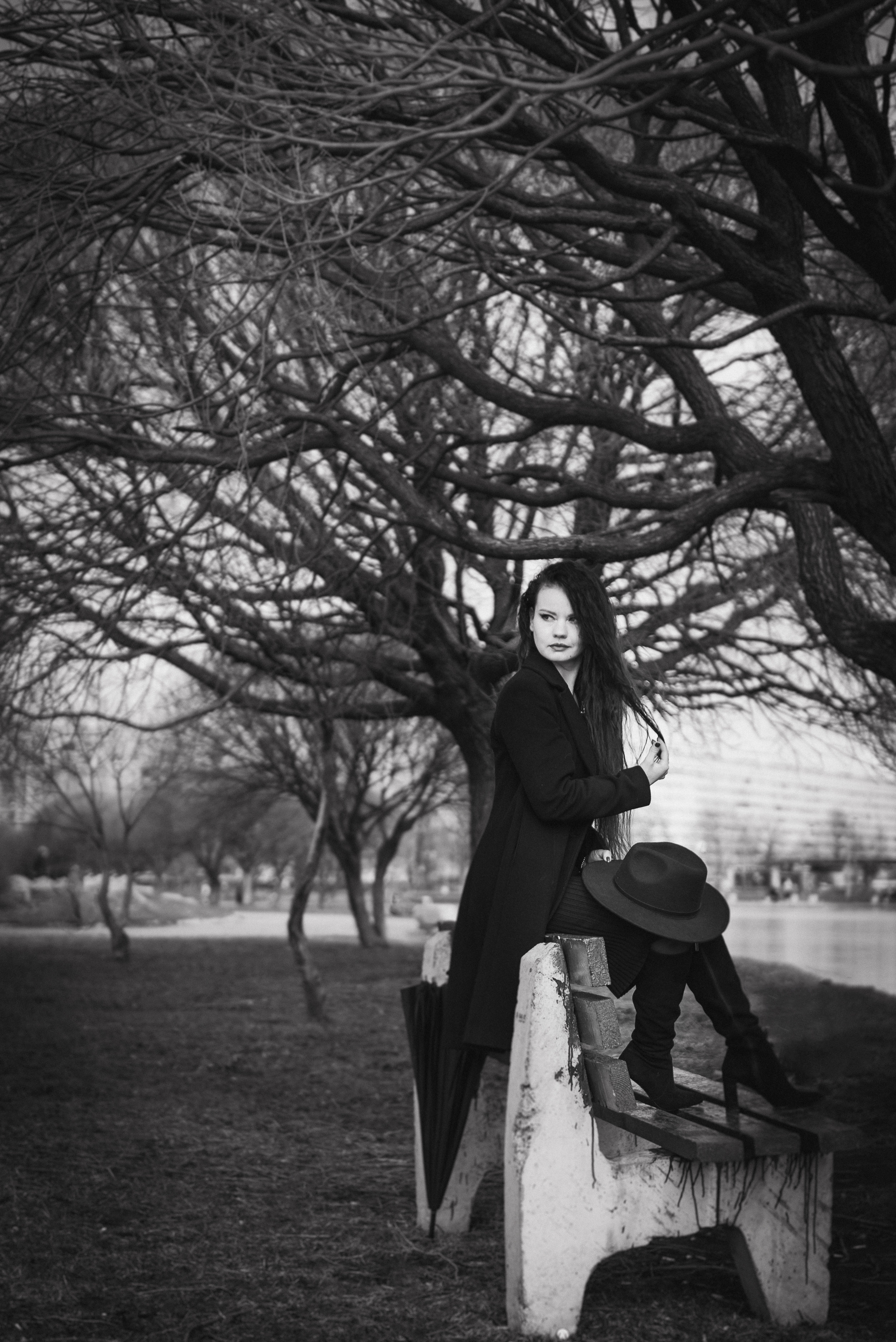 Фотосессия девушки в черно-белом исполнении на прогулке в парке. КОНТЕНТ |БРЕНД фотограф Санкт-Петербург — Жанна Олтаржевская
