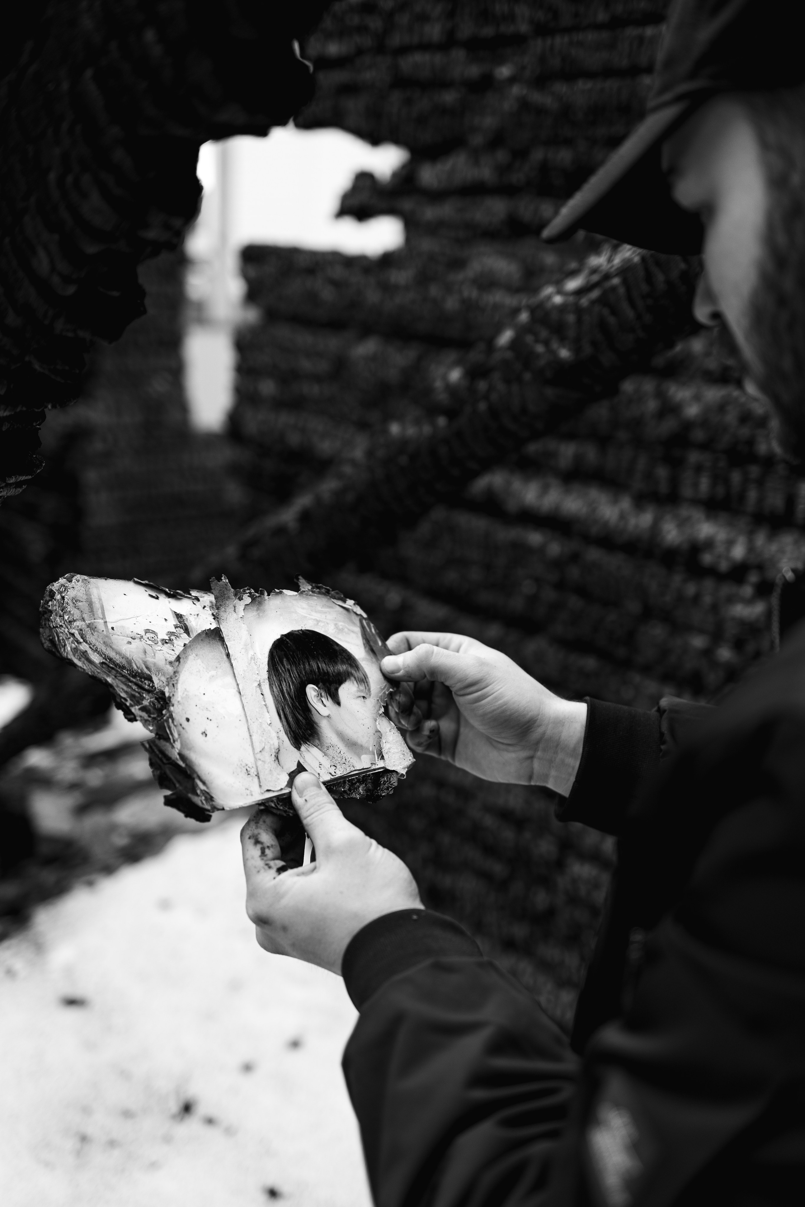 Илья за 1 час до сноса дома, который сгорел у нас в 2023. Семейный фотограф Надежда Каримова | Иркутск Байкал Аршан