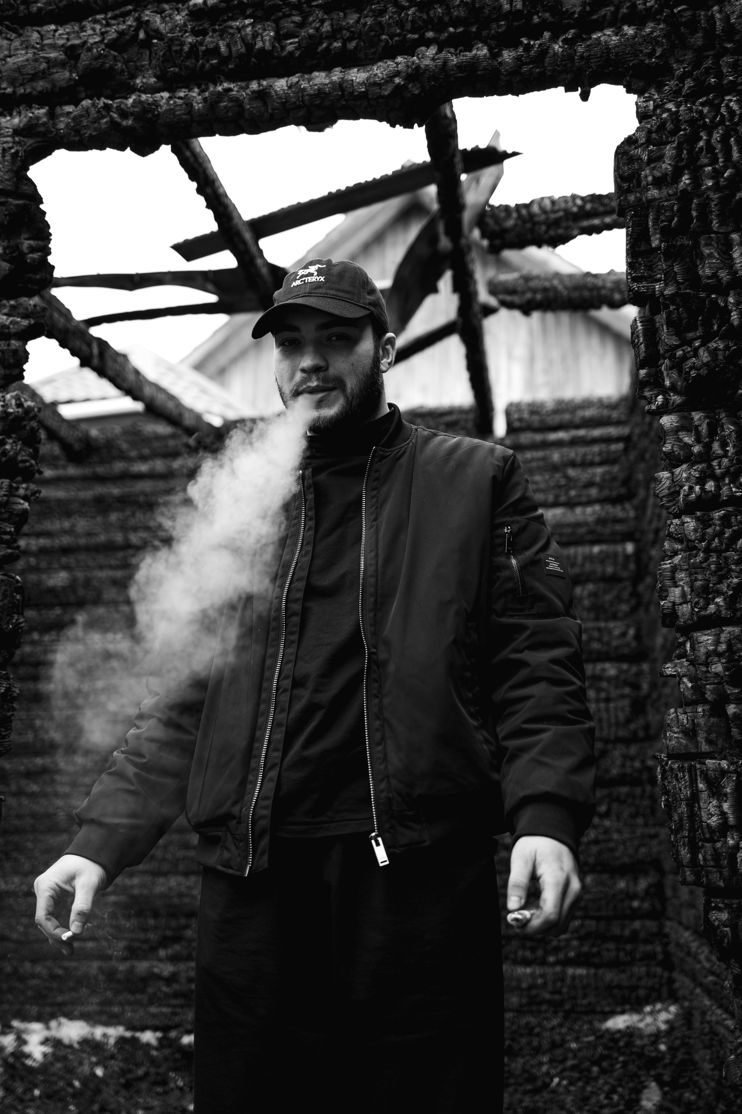 Илья за 1 час до сноса дома, который сгорел у нас в 2023. Семейный фотограф Надежда Каримова | Иркутск Байкал Аршан