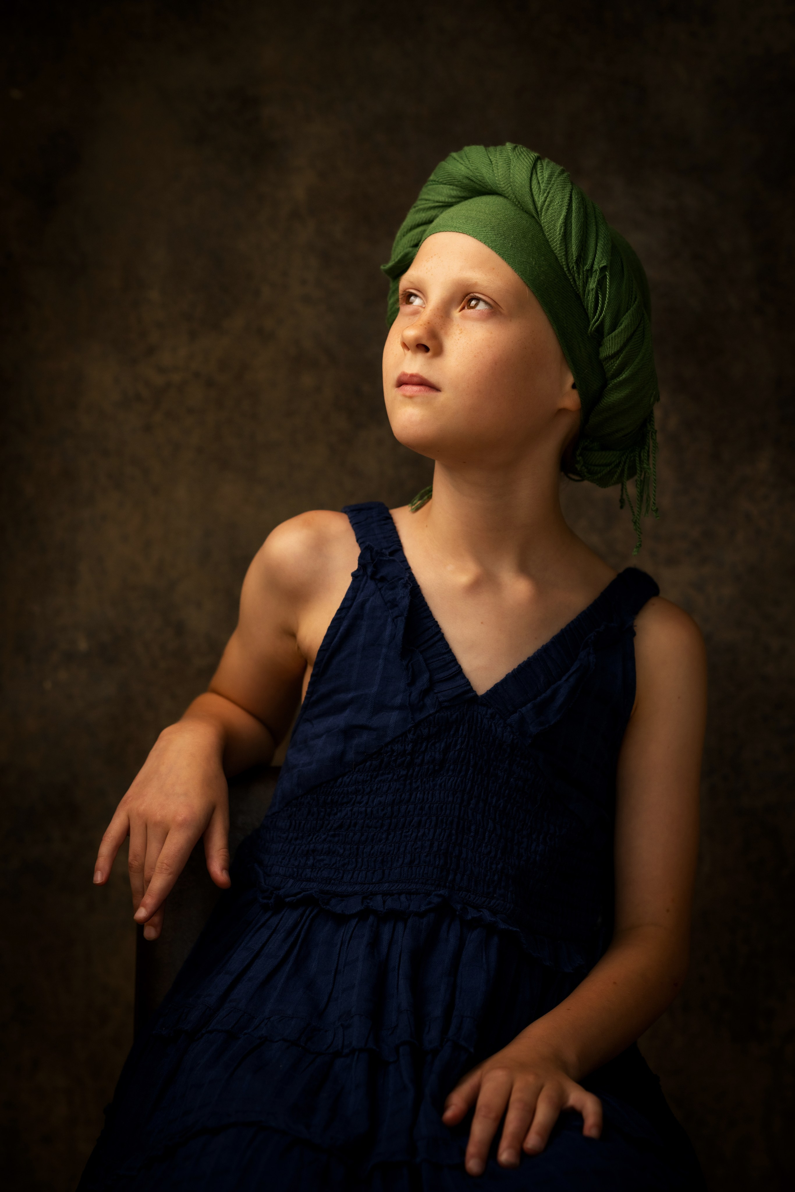 Детский портрет в студии в Граце: девочка в платке. Портретная и индивидуальная фотосъёмка в Граце и Тюмени