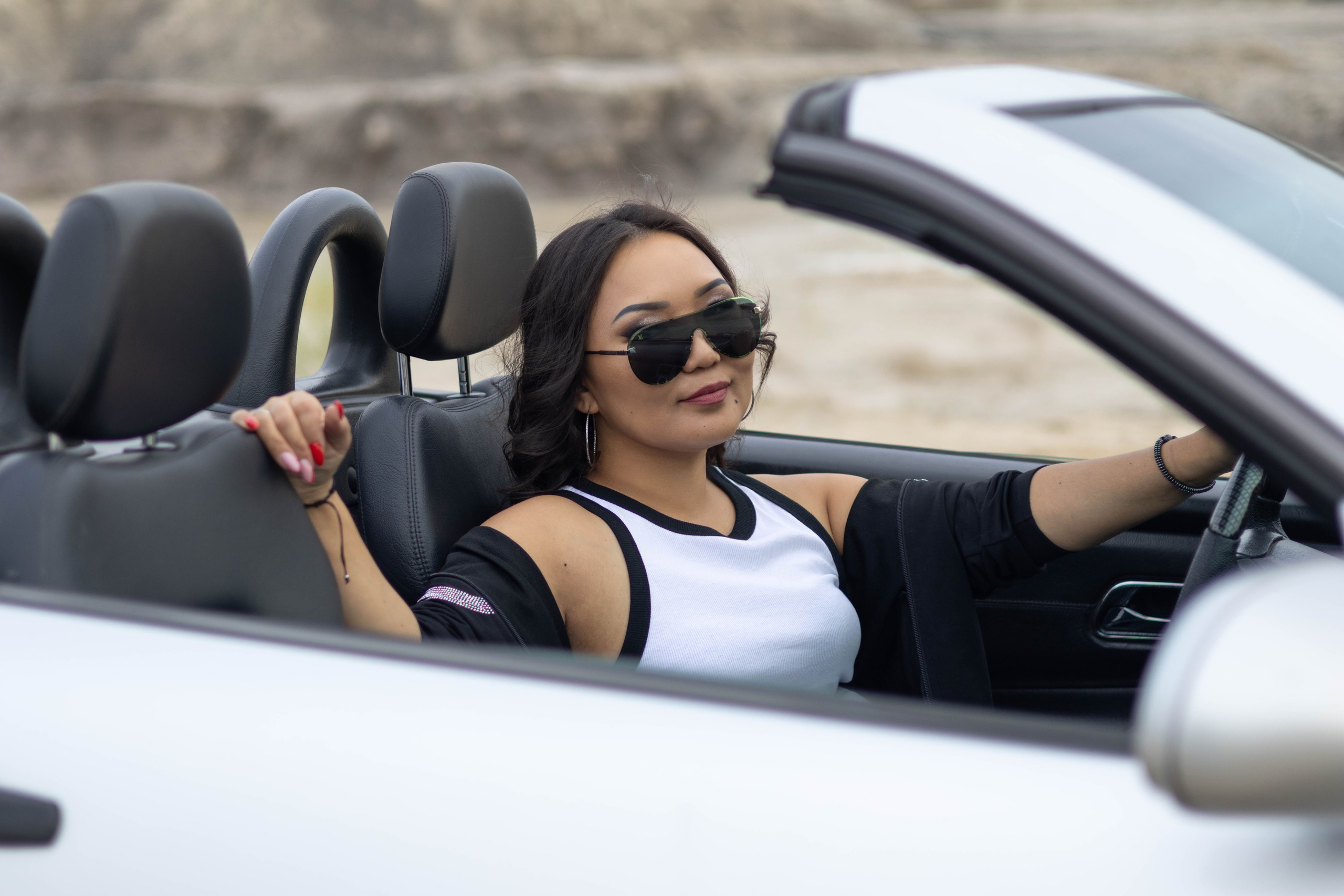 Девушка в машине. Фотограф Якутск Зоя Николаева