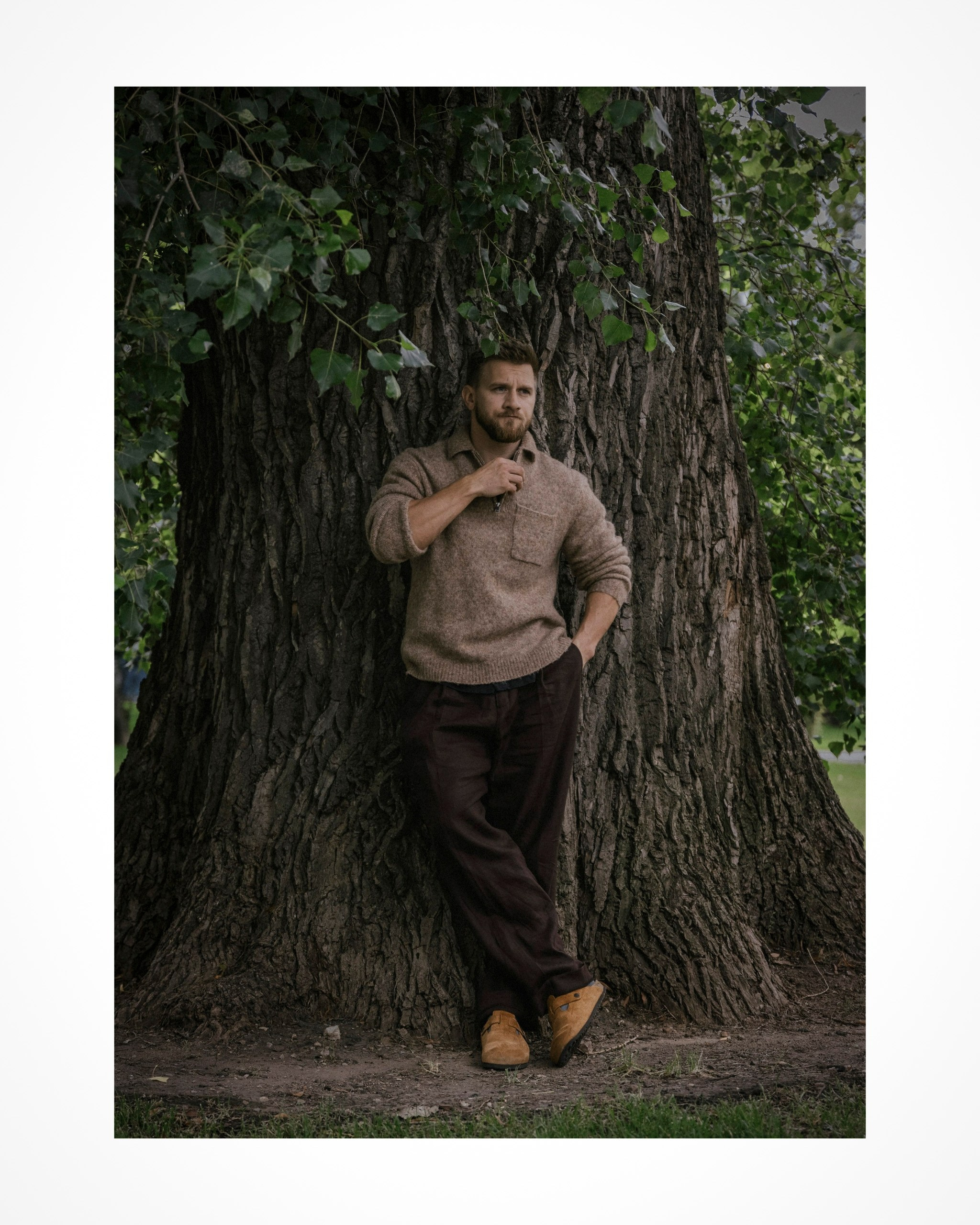 мужчина стоит у дерева