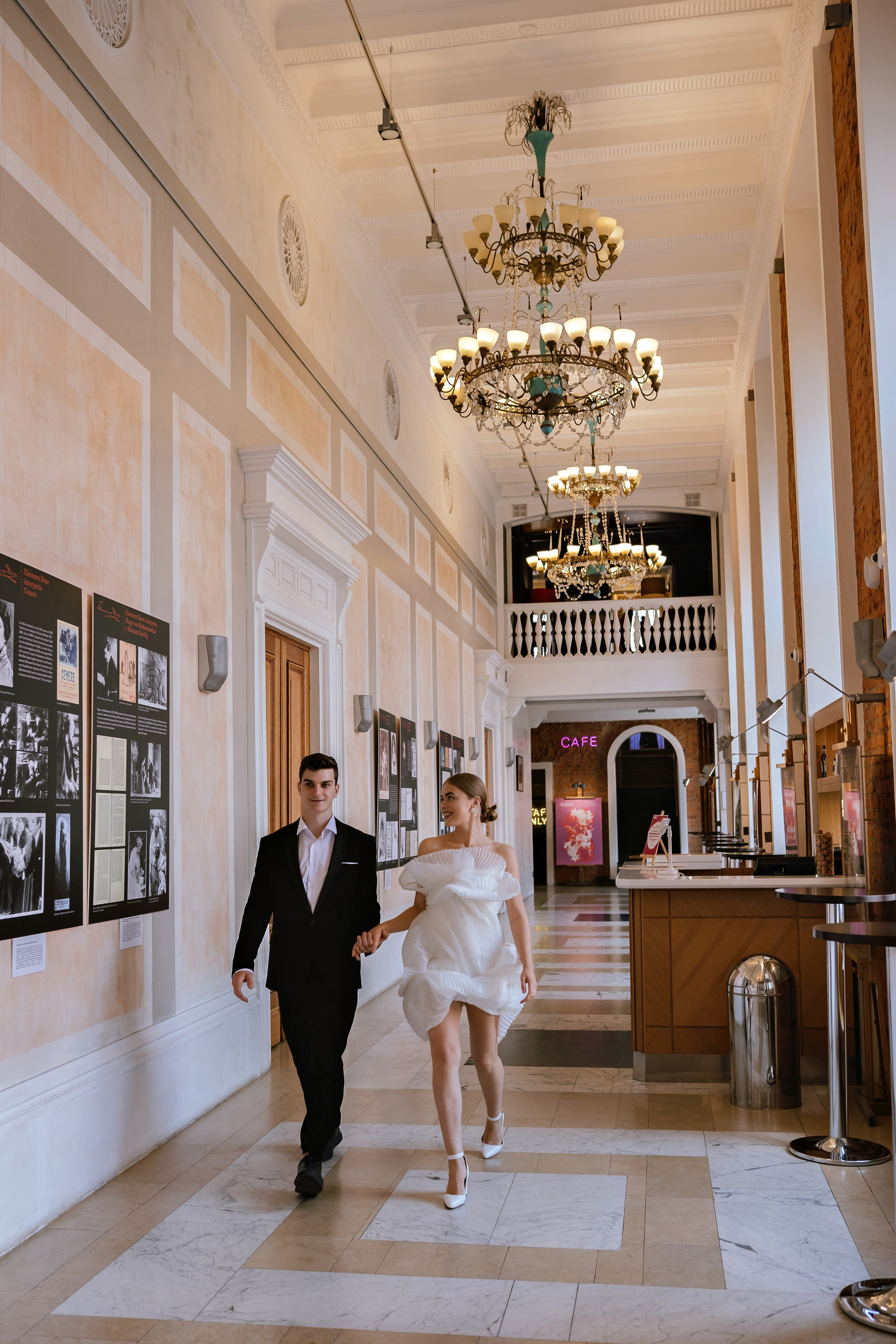 Свадебная фотосессия в кинотеатре. Фотограф и видеограф Москва. Свадебный фотограф, видеограф. Выпускные альбомы. Оживающие альбомы