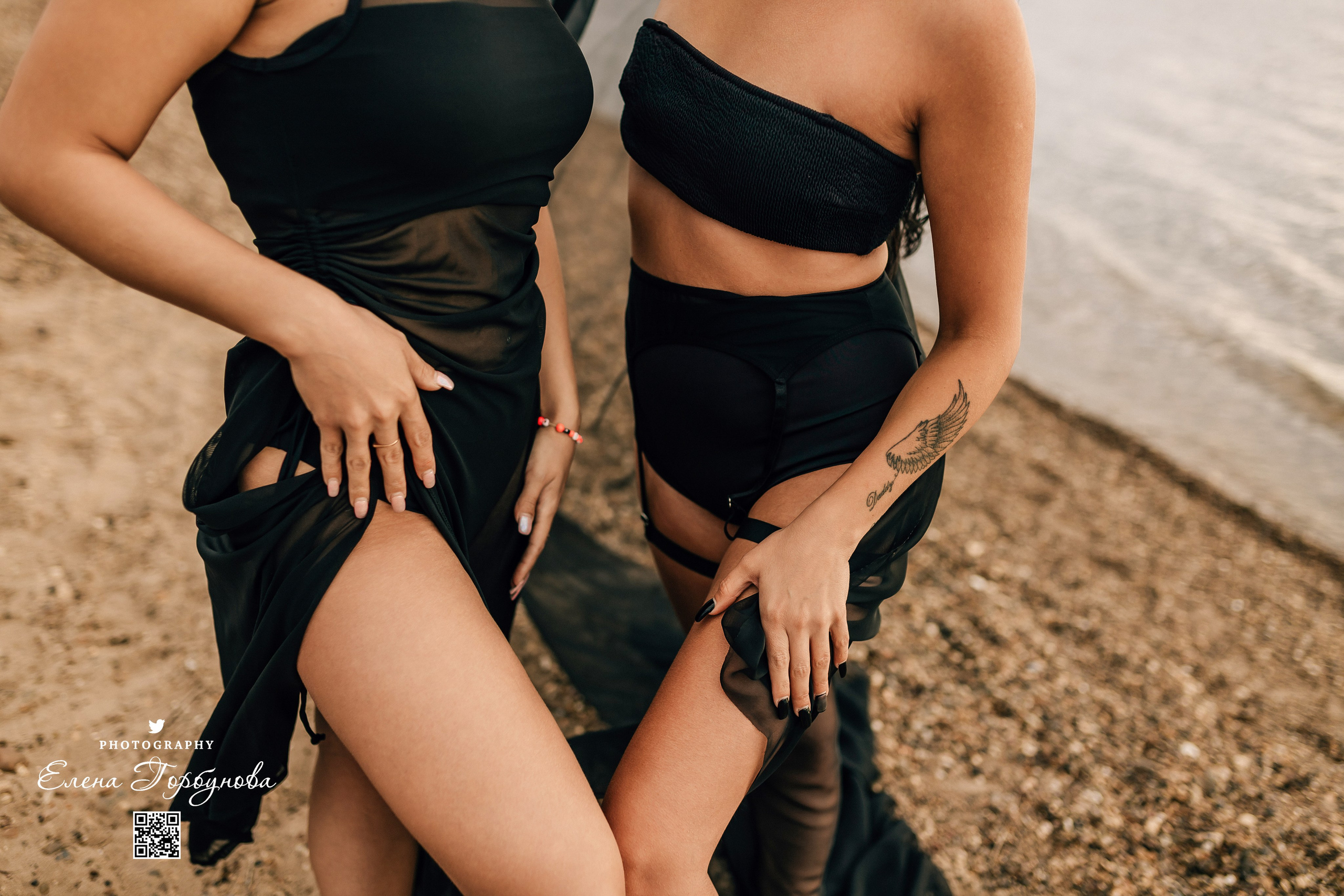 Фотосессия с черной тканью. Легкая черная вуаль летит на вертру. Фотосессия у реки черная серия с тканью. Девушка укуталась в черную ткань. Прогулка по набережной. Песок, речка, модель в черном. Качели над водой, Закат. Девушка лежит на песке. В зеленых деревьях