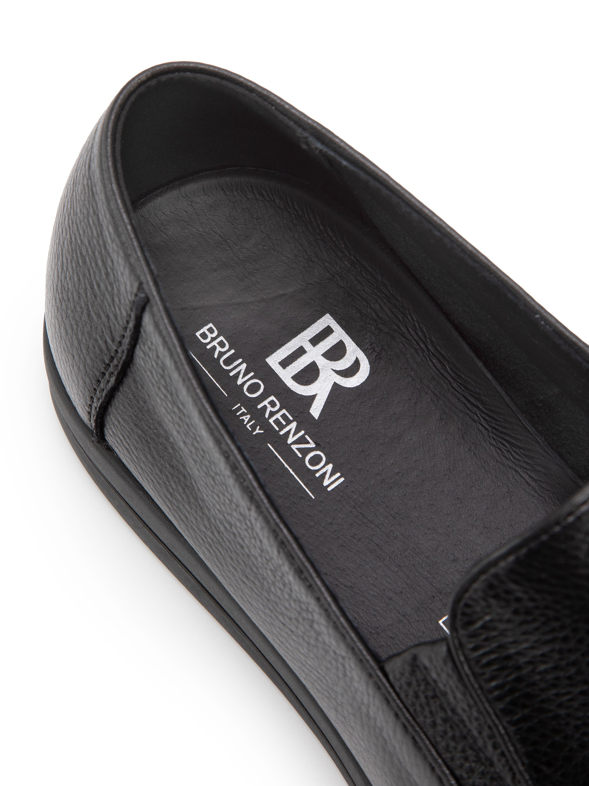 Каталожная фотография обуви. Фотограф в Москве Егор Гончаров