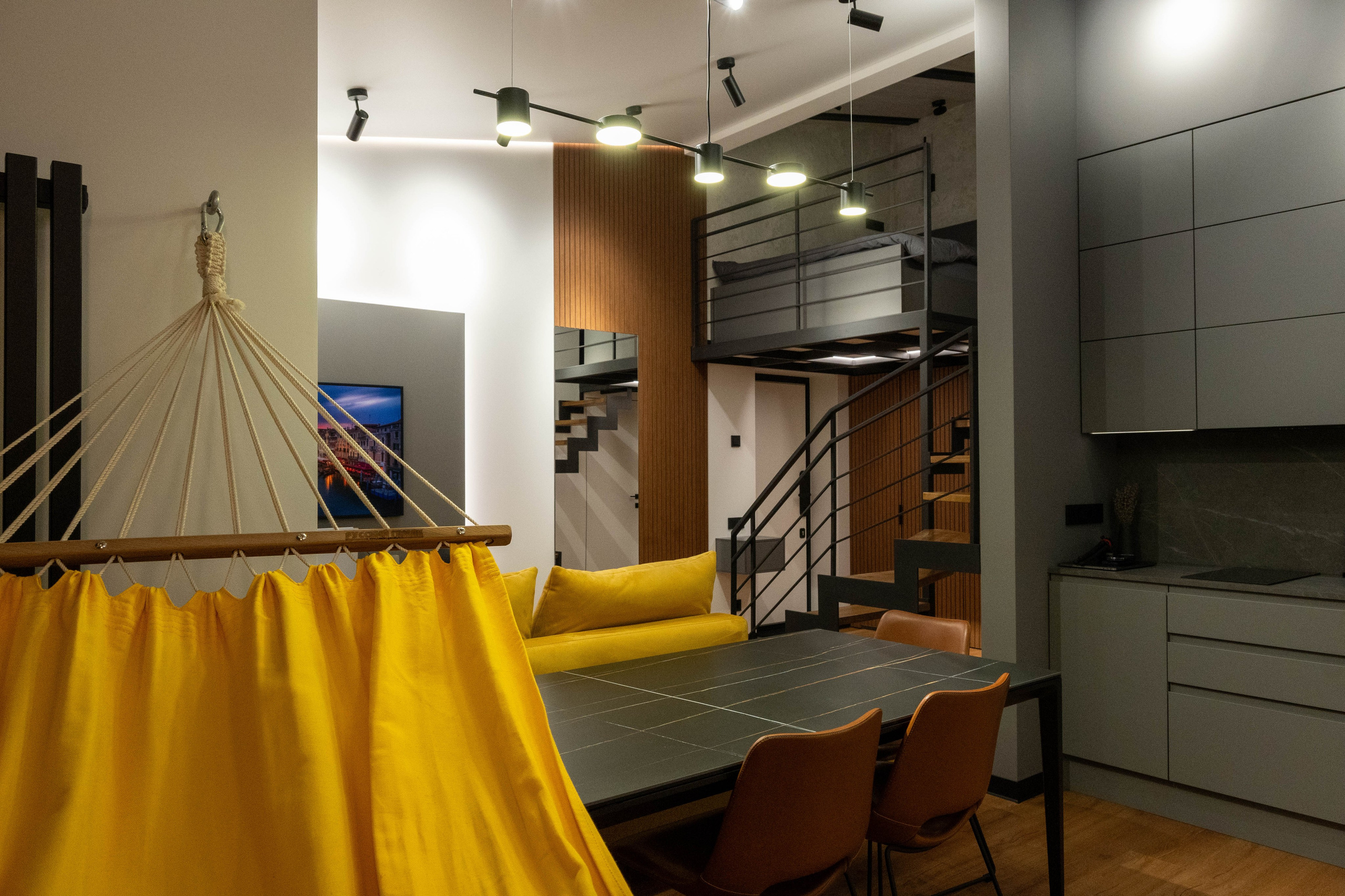 The apartment is on two levels. Fotograf Dmitrii Donets