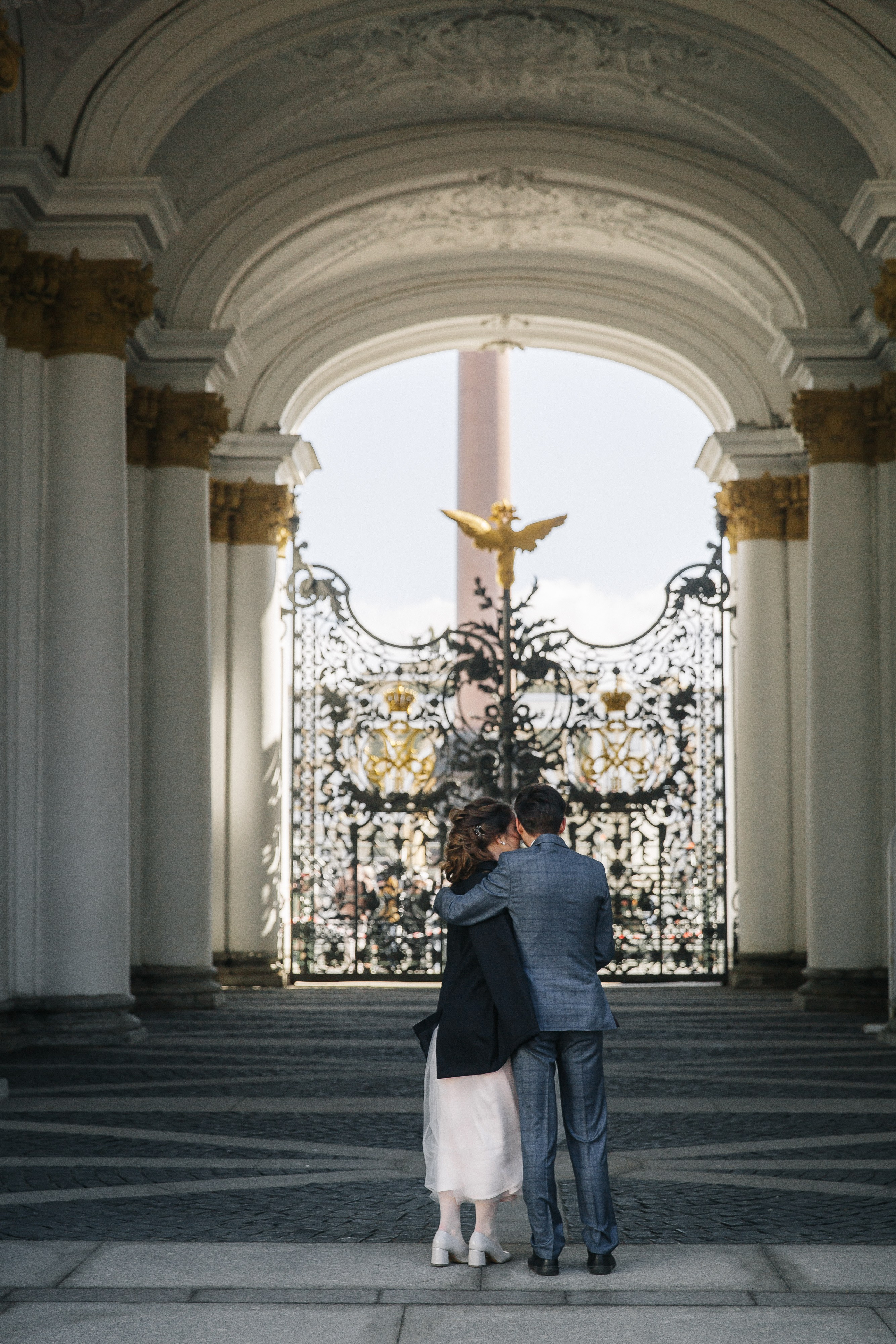 МАЙ | Дворец № 1, Атланты, Эрмитажный дворик. Свадебный фотограф в Санкт-Петербурге Полина Корзухина