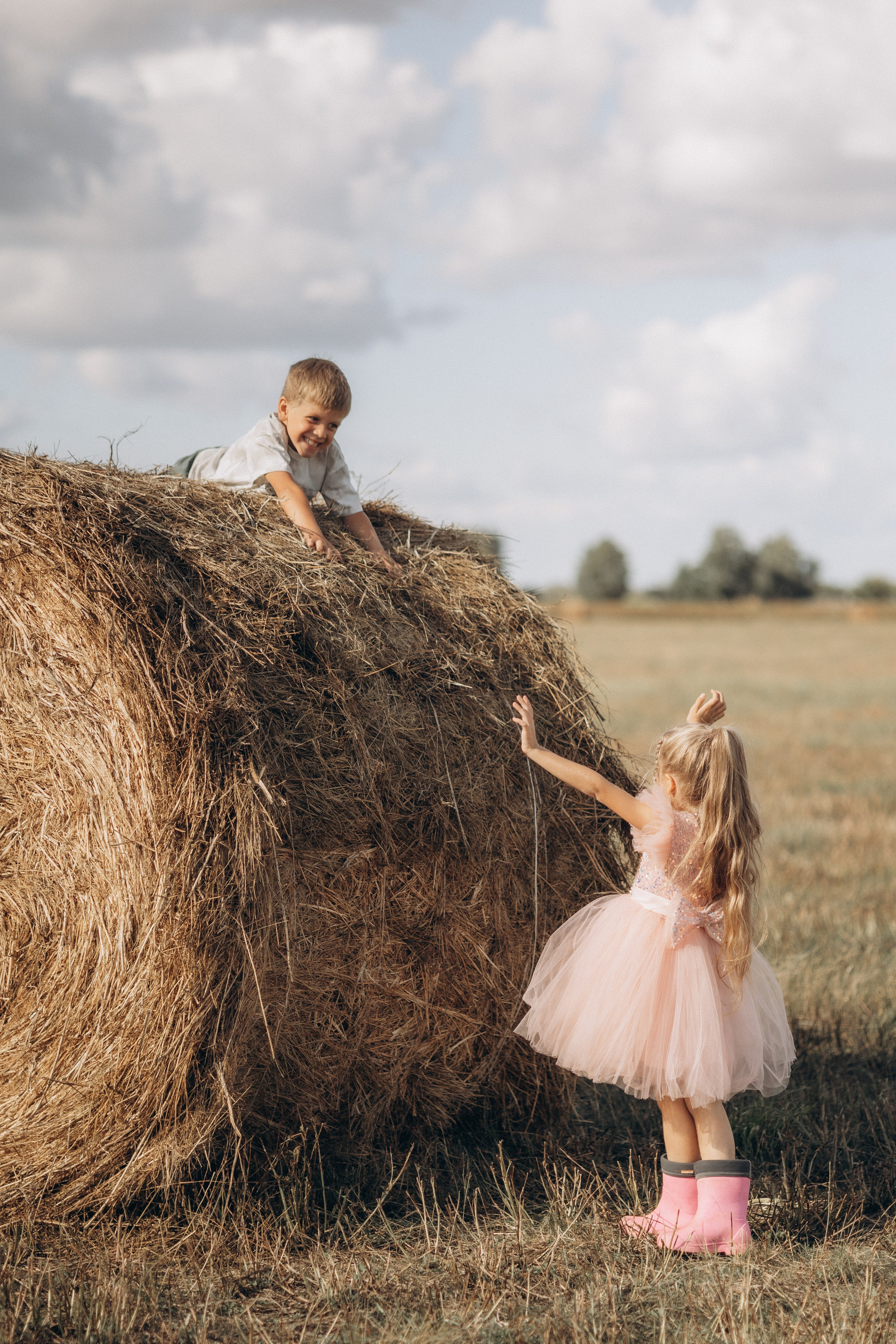 Вика и Миша на сене. Семейный фотограф lifestyle в Новосибирске Елена Шпилевая