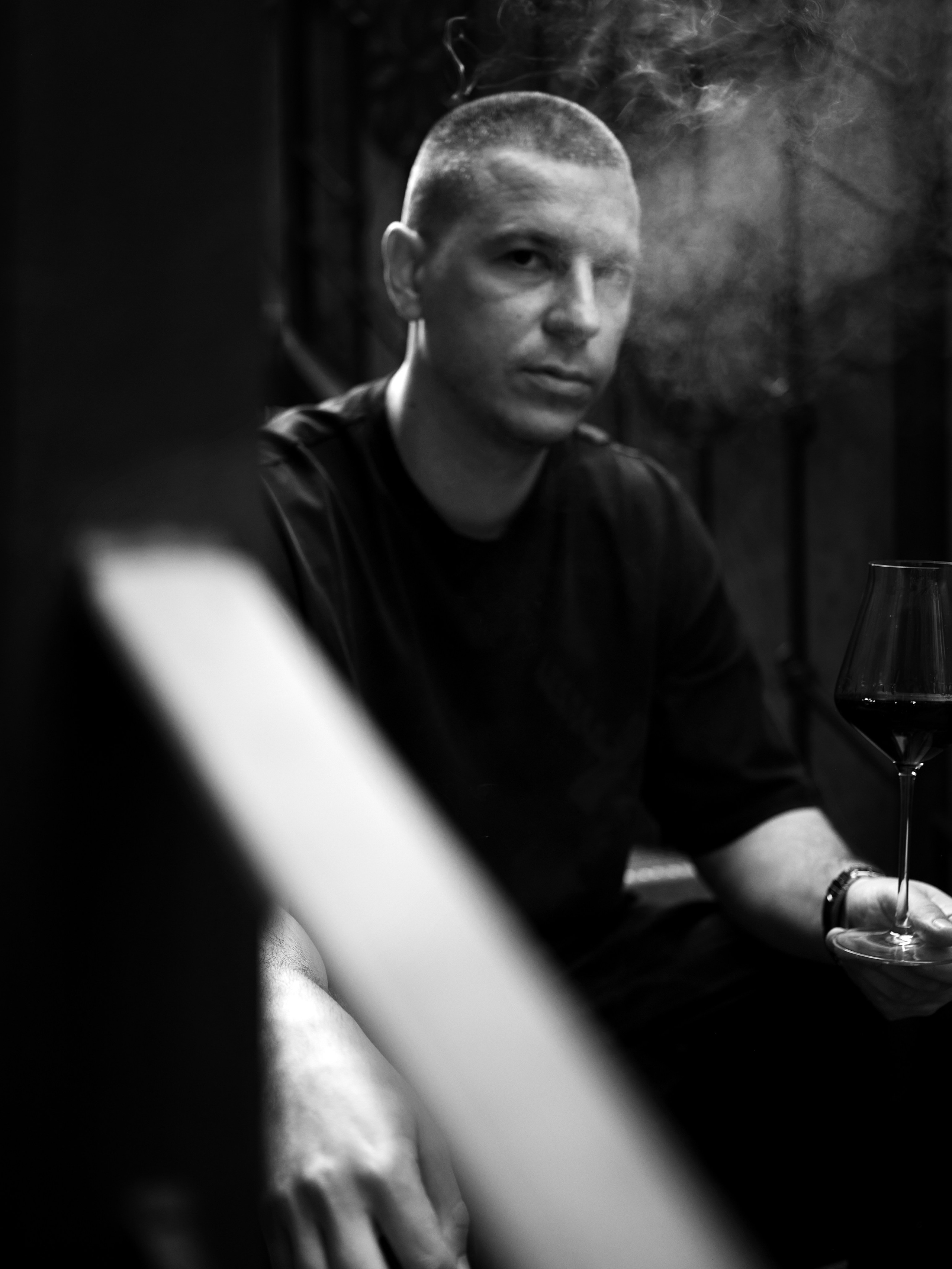 Студийный чёрно-белый портрет подростка с задумчивым взглядом на тёмном однотонном фоне