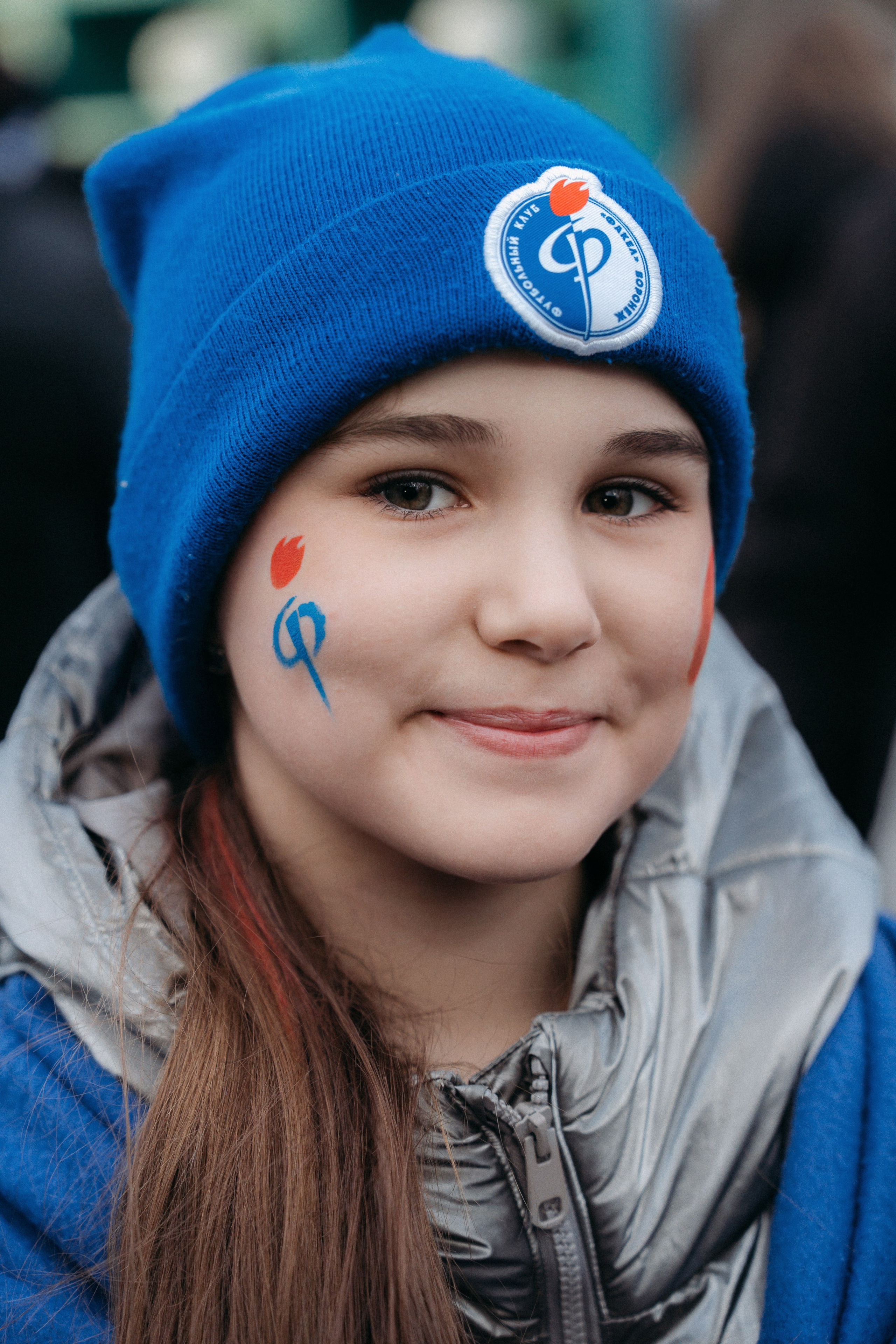 Портрет болельщицы футбольной команды Факел.