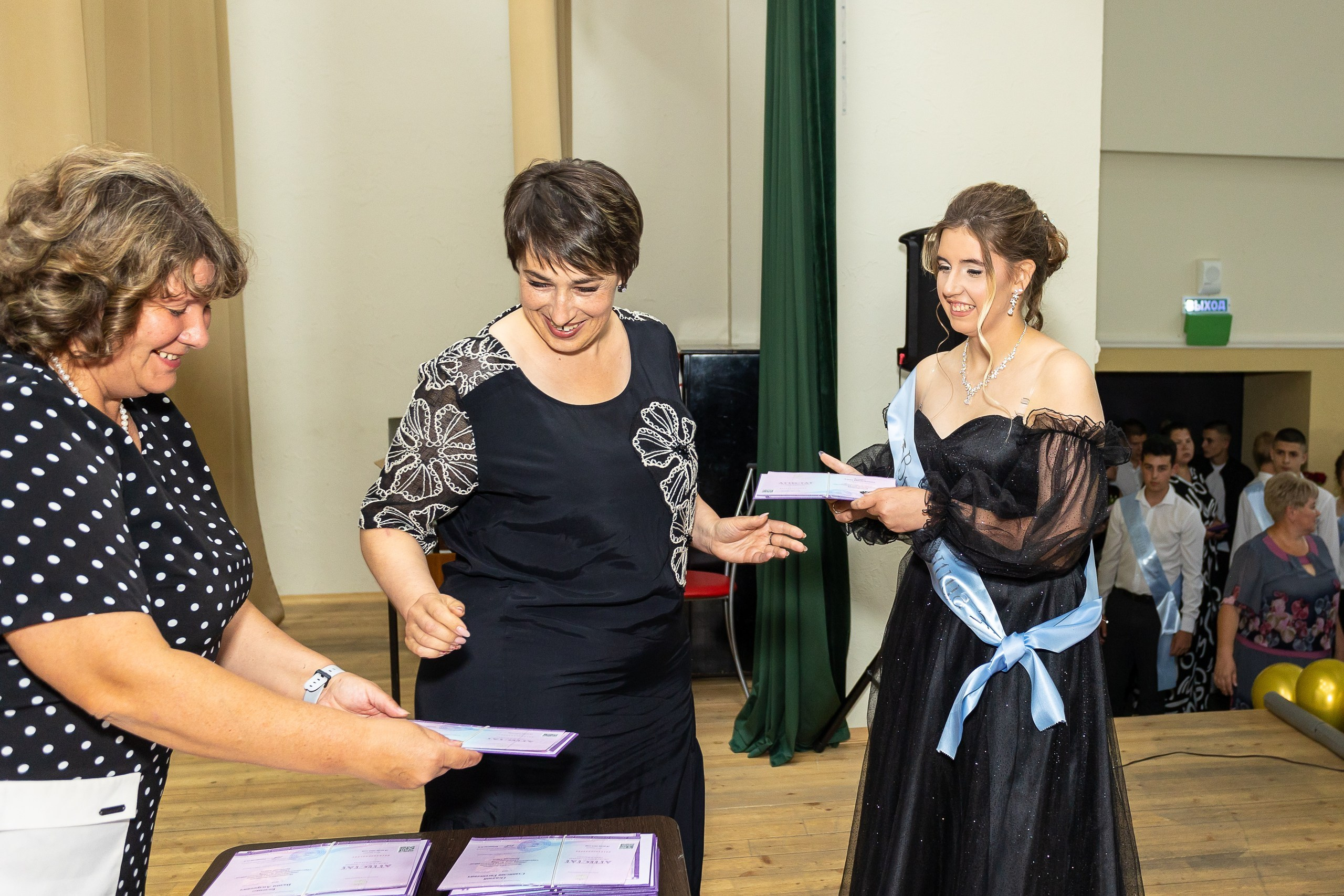 Вручение аттестата и выпускной вечер. Выпускные альбомы Майкоп, Краснодар Елена Золотарева