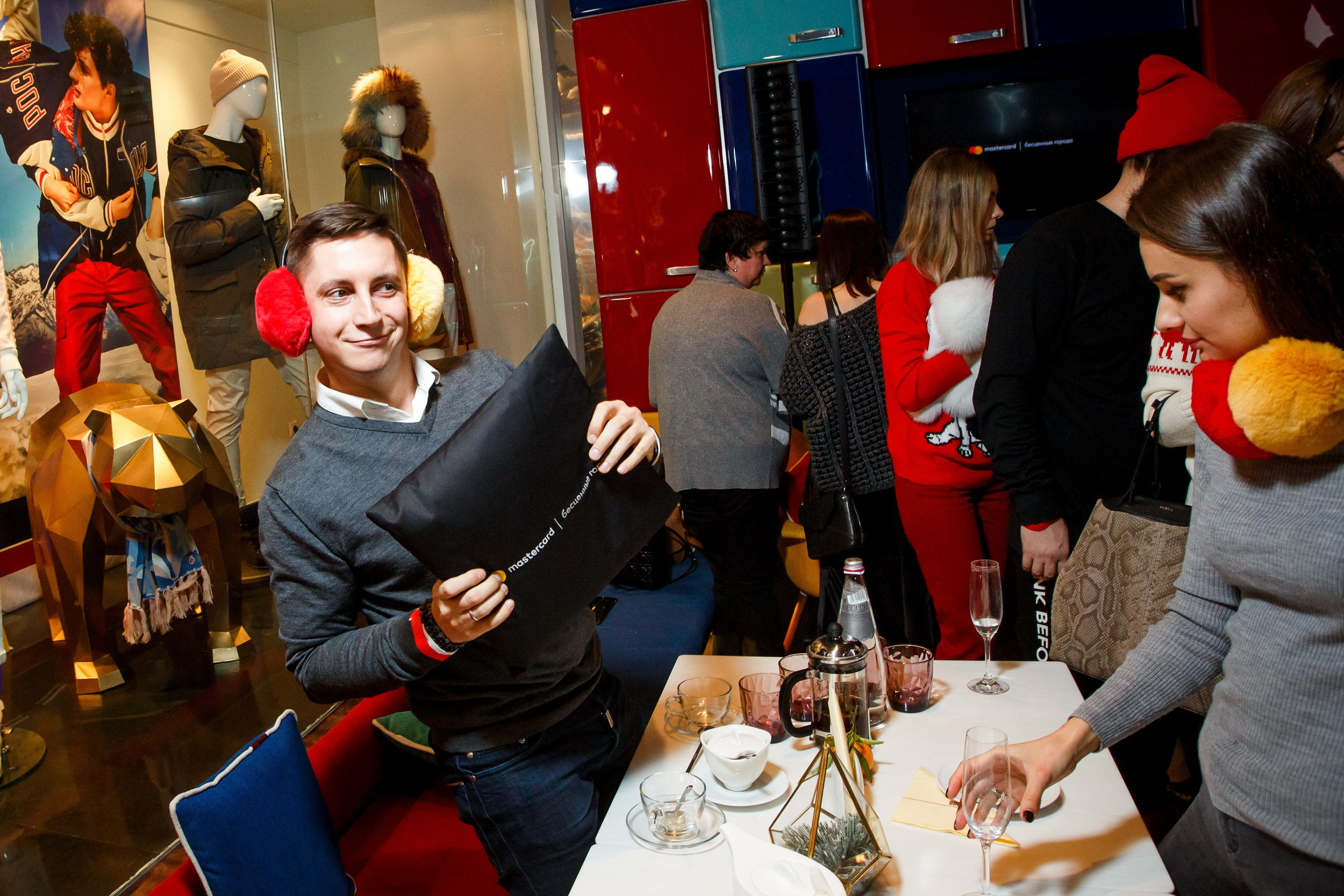 MasterCard Бесценные города на катке ГУМ. Фотограф Иван Недорез