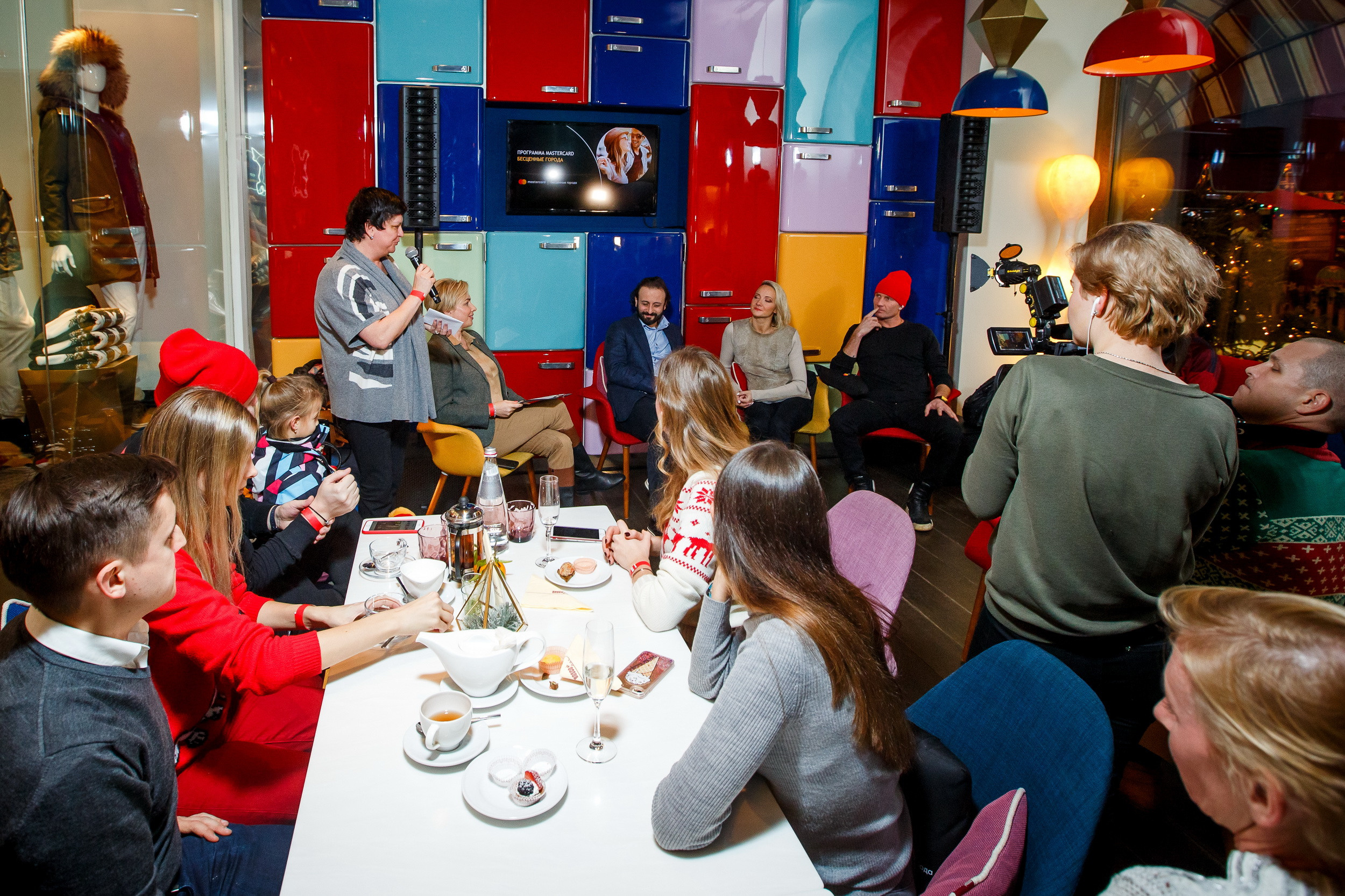 MasterCard Бесценные города на катке ГУМ. Фотограф Иван Недорез