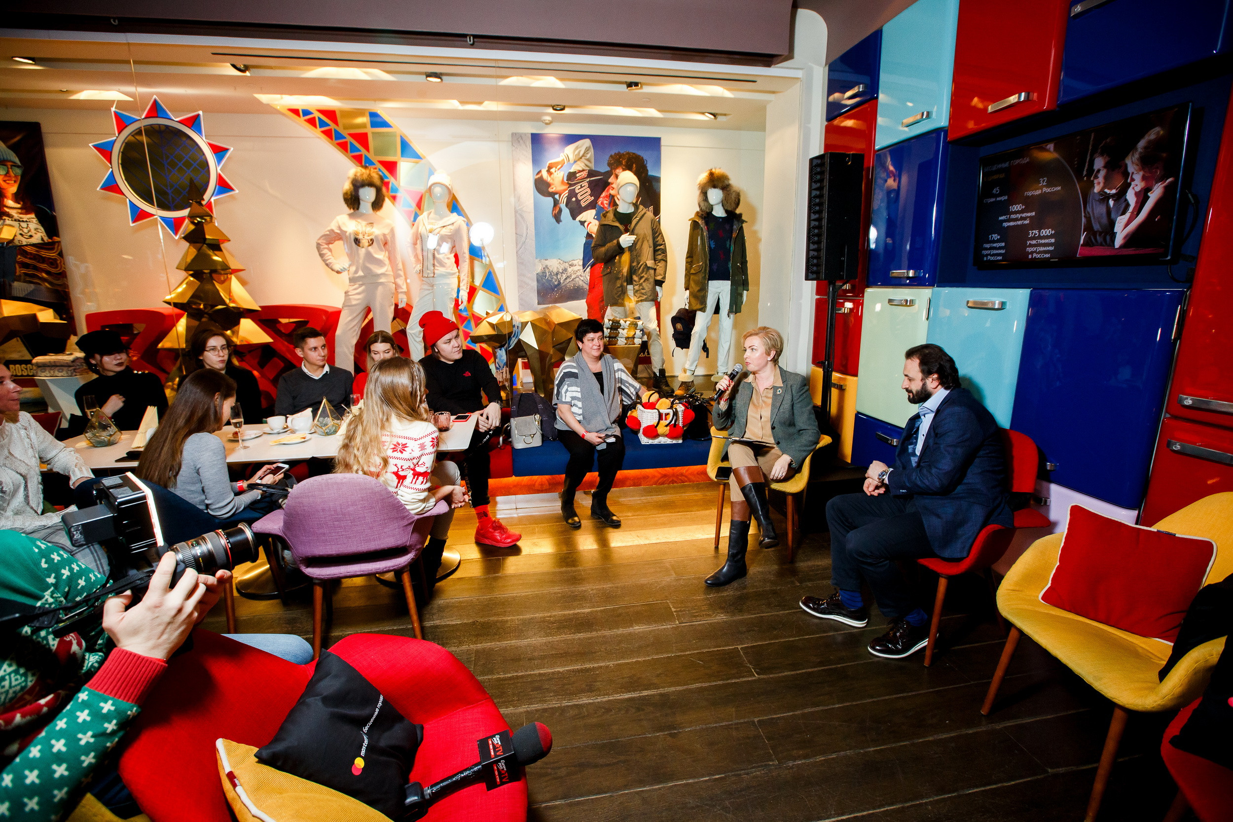 MasterCard Бесценные города на катке ГУМ. Фотограф Иван Недорез