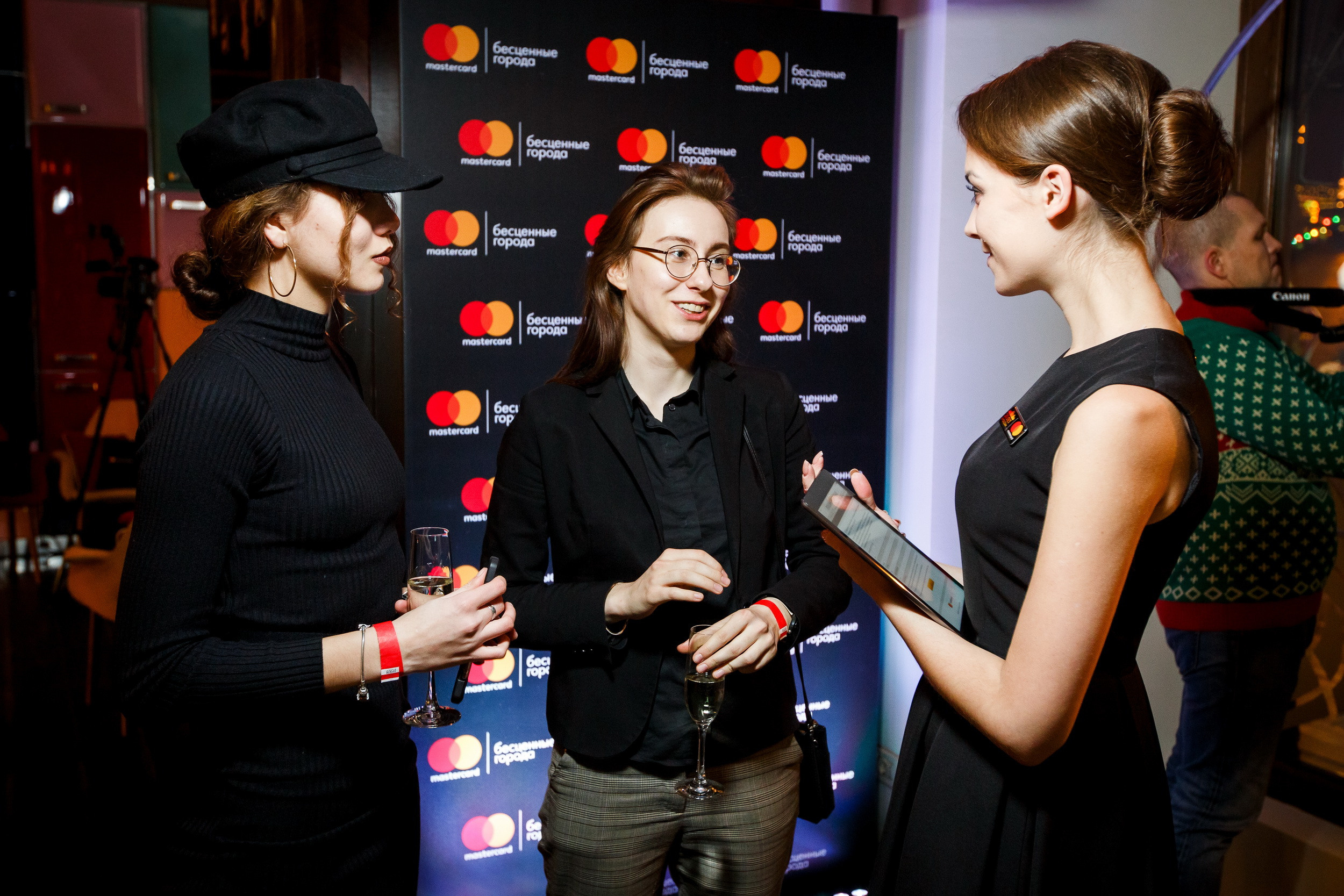 MasterCard Бесценные города на катке ГУМ. Фотограф Иван Недорез