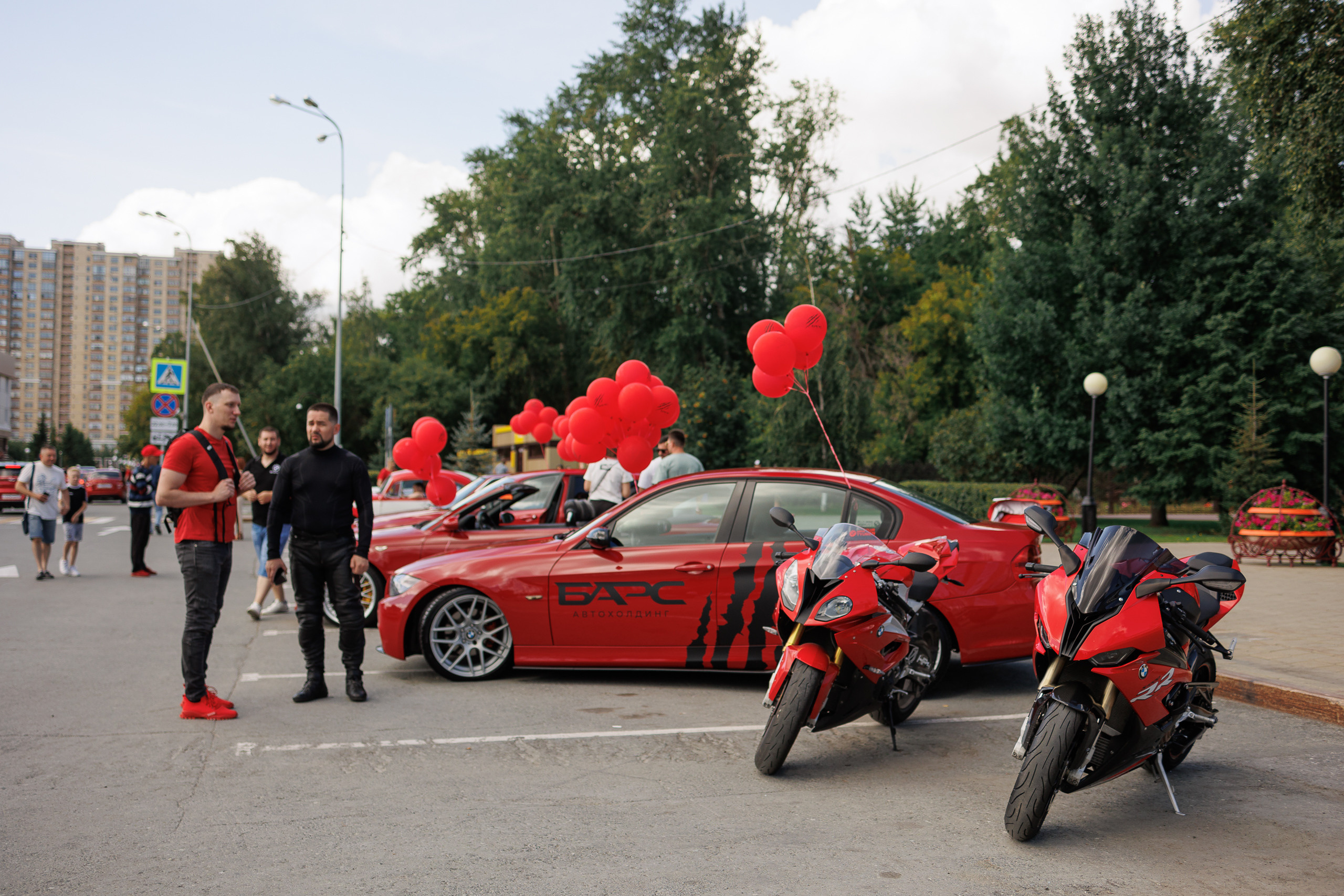 День города. BMW Bars и Красная армия. Фотограф в Тюмени — Профессиональные фотосессии для бизнеса или семьи