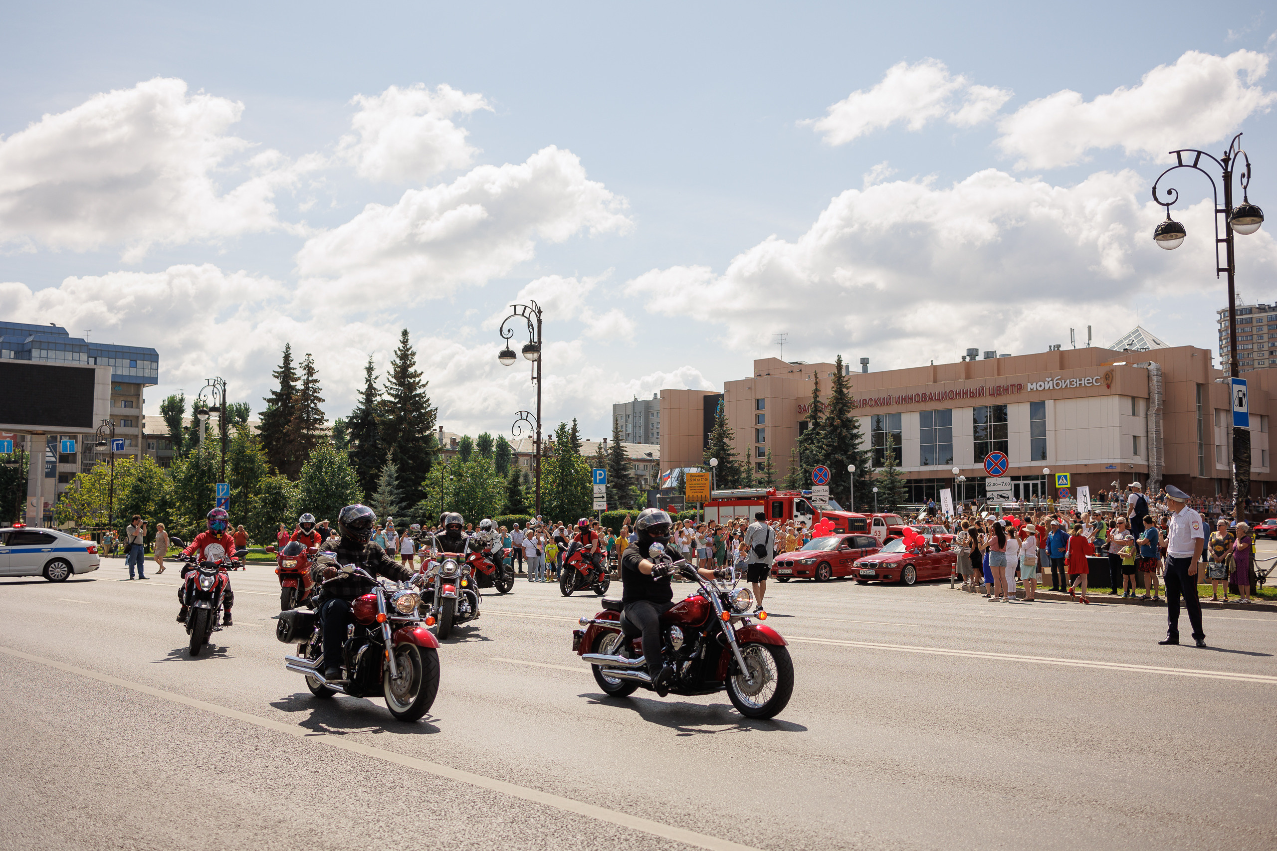День города. BMW Bars и Красная армия. Фотограф в Тюмени — Профессиональные фотосессии для бизнеса или семьи