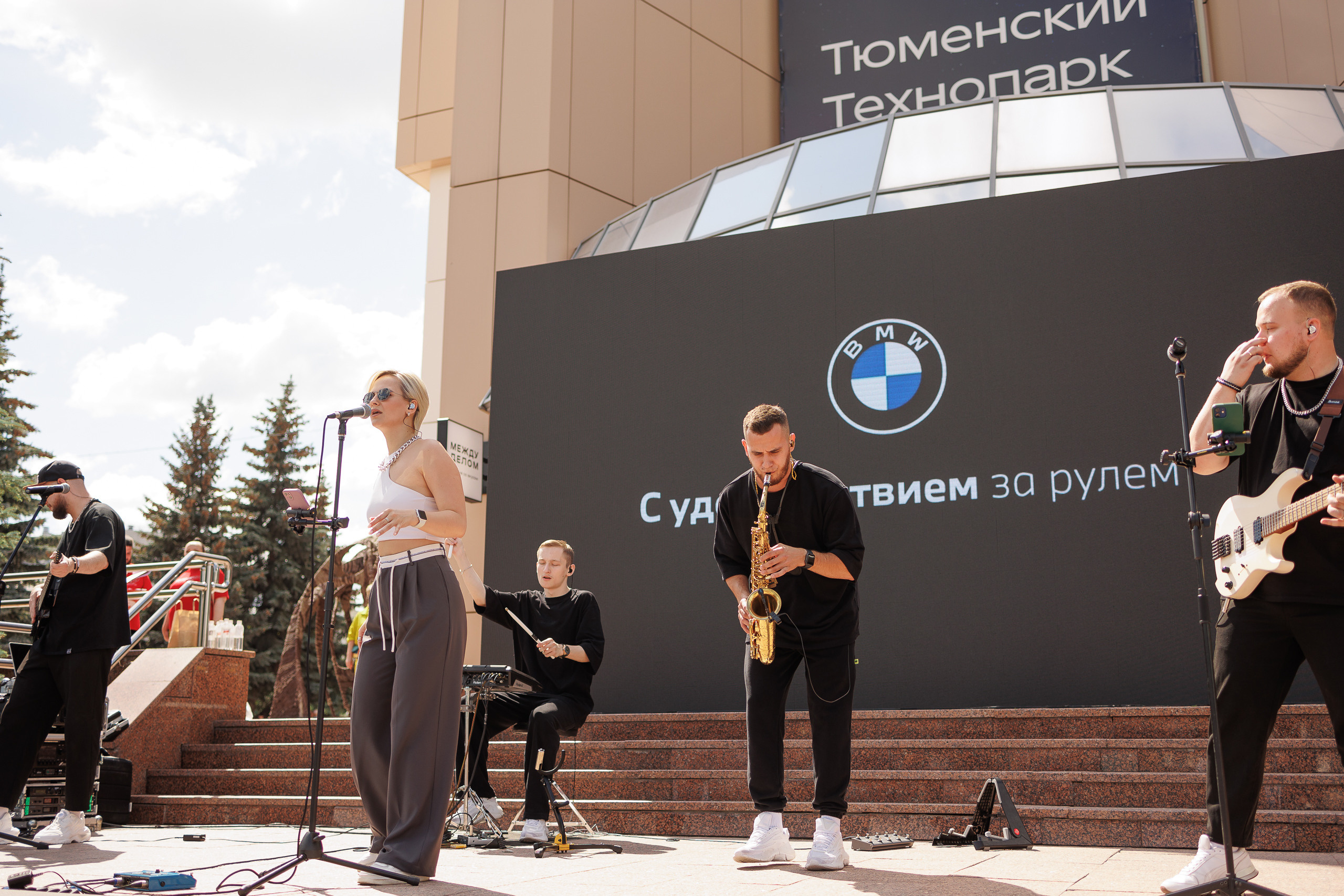 День города. BMW Bars и Красная армия. Фотограф в Тюмени — Профессиональные фотосессии для бизнеса или семьи