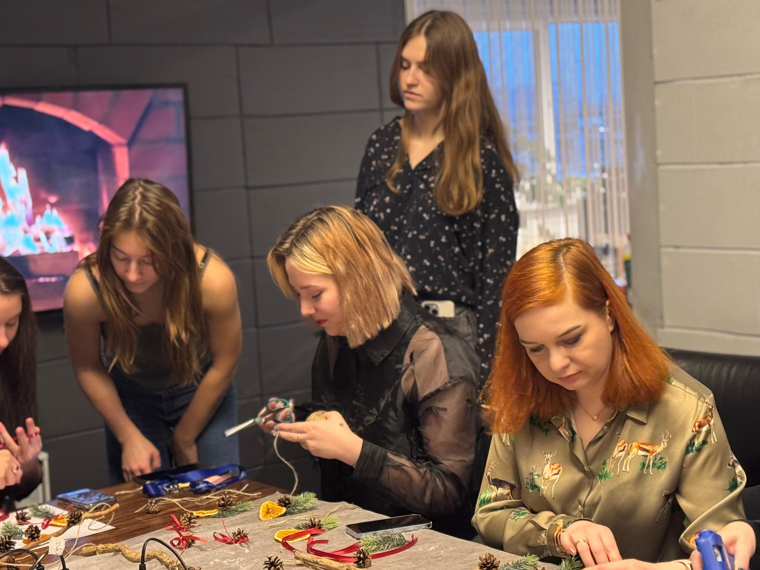 Новый год в офисе. Фотоархив giper.fm