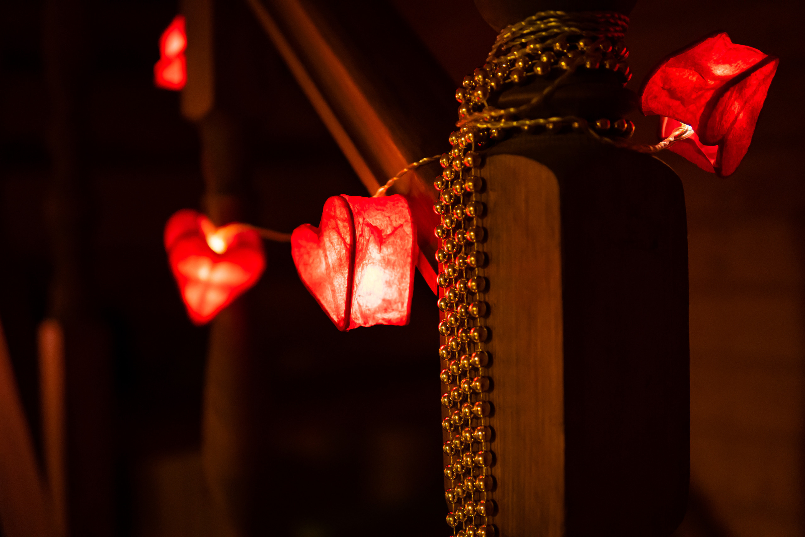 Красная новогодняя гирлянда в виде сердец