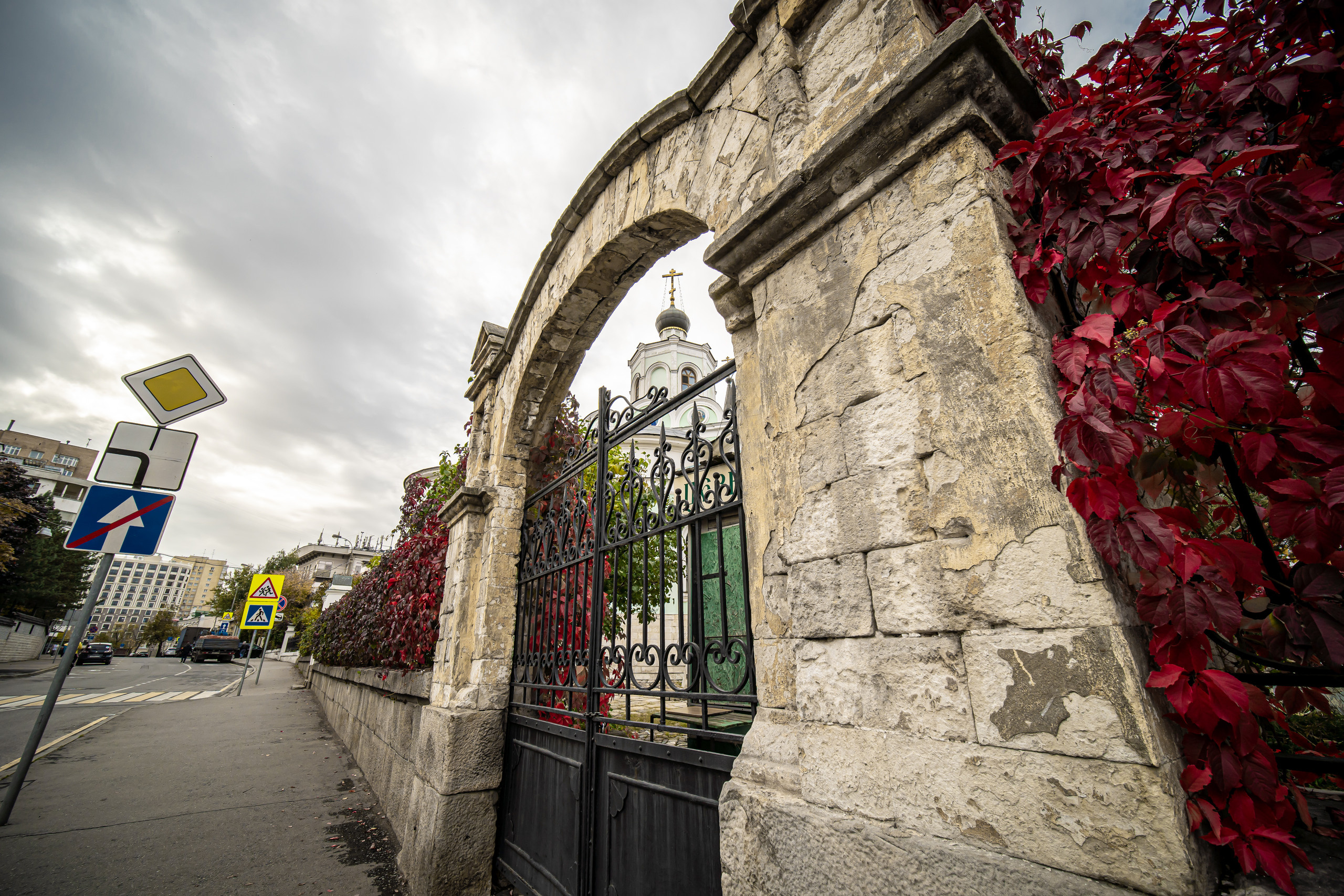 Плющиха, Крестовоздвиженский храм