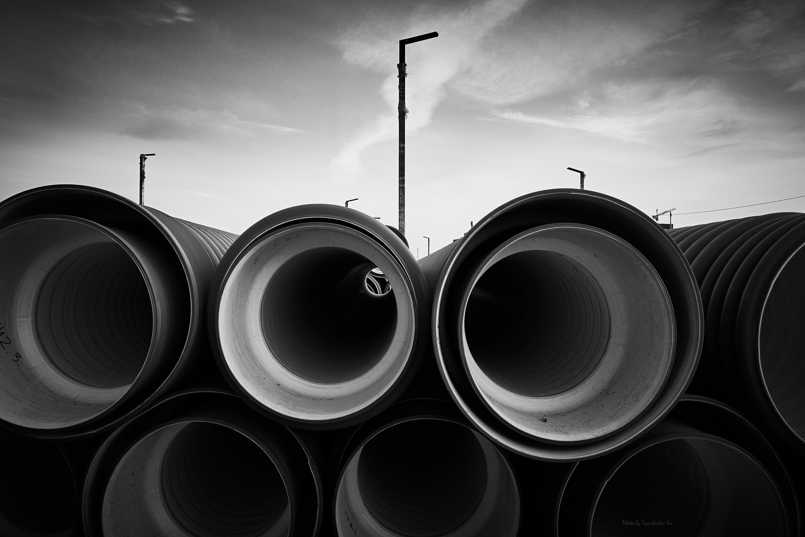 Стройка и трубы на набережной Марка Шагала