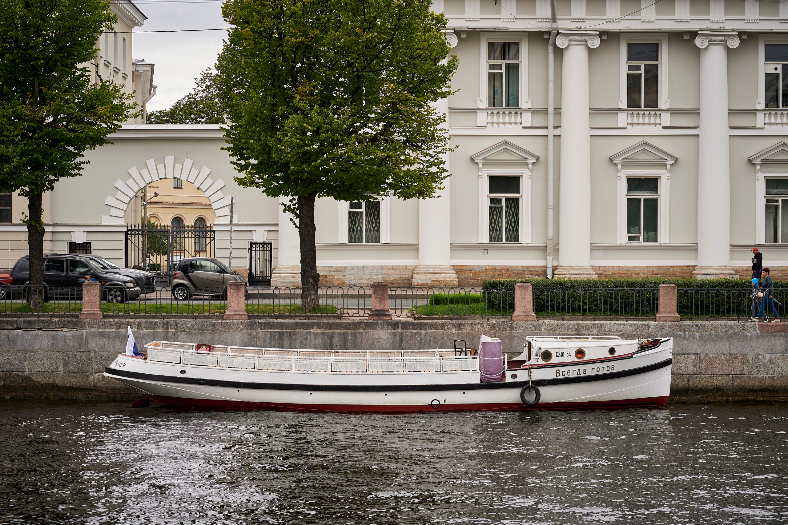 Лодка Всегда Готов на канале в Питере