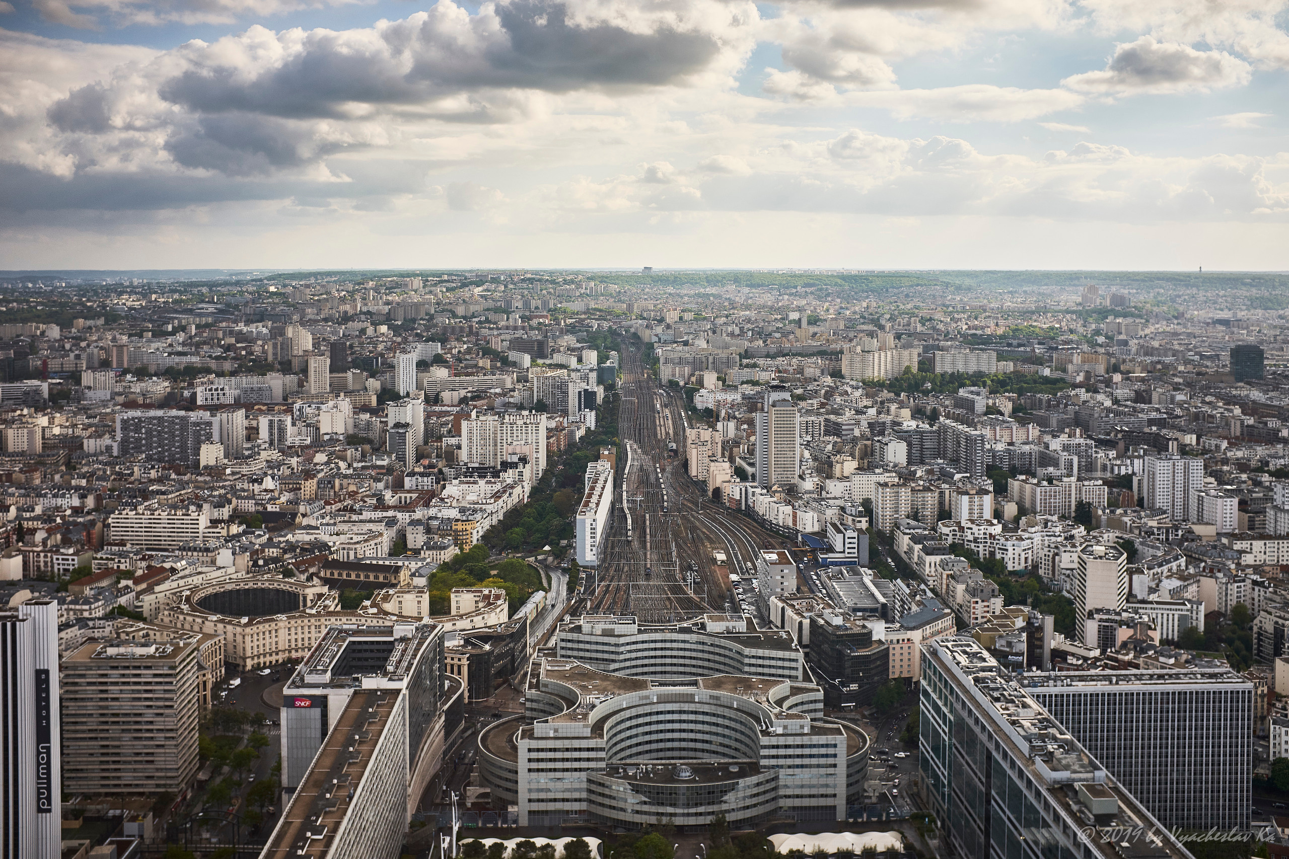 Вид на вокзал Монпарнас с башни Монпарнас