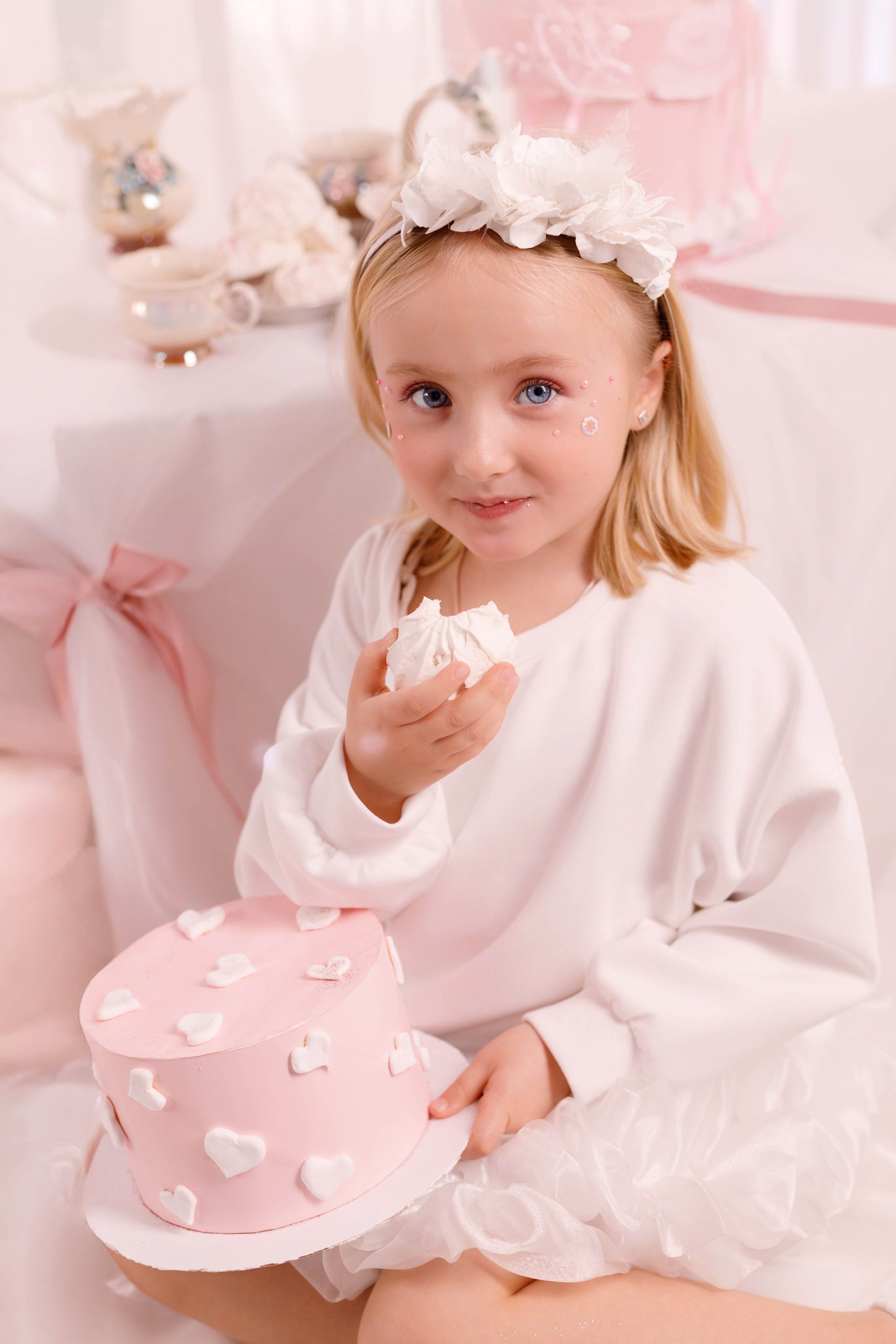 Фотосессия на День Рождения для девочек — сладкий праздник в сказочных декорациях. Детский студийный фотограф Сочи