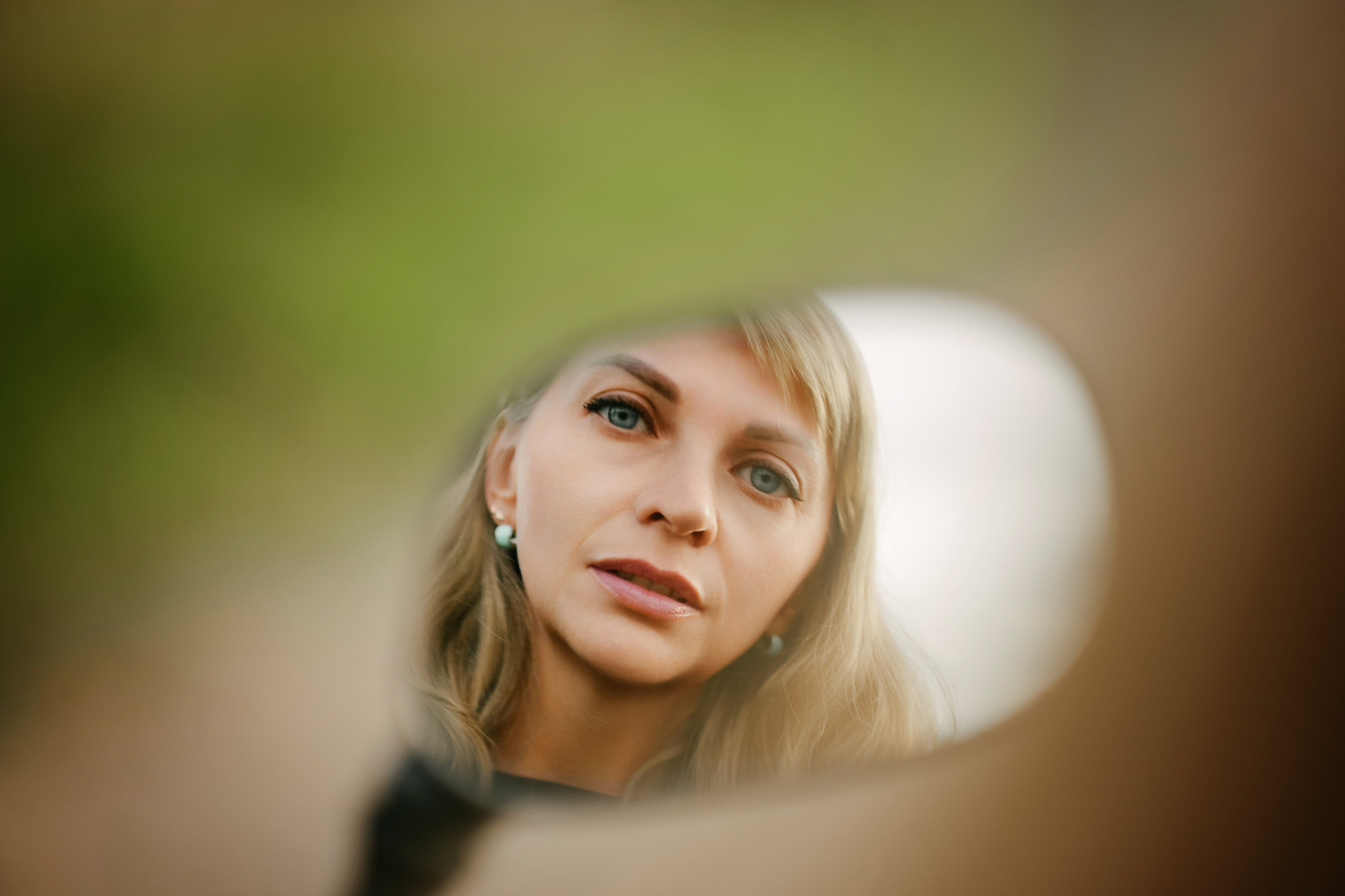 Девушка с мопедом Блондинка с мопедом Летник съемки Крупный портрет