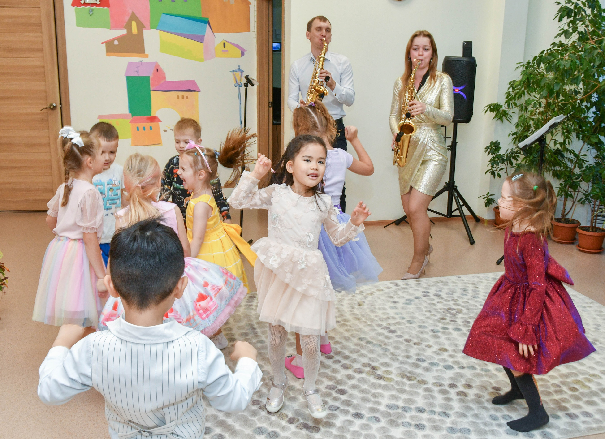 2023 г. День дошкольного работника и прогулка. Репортажный и детский фотограф в Новосибирске