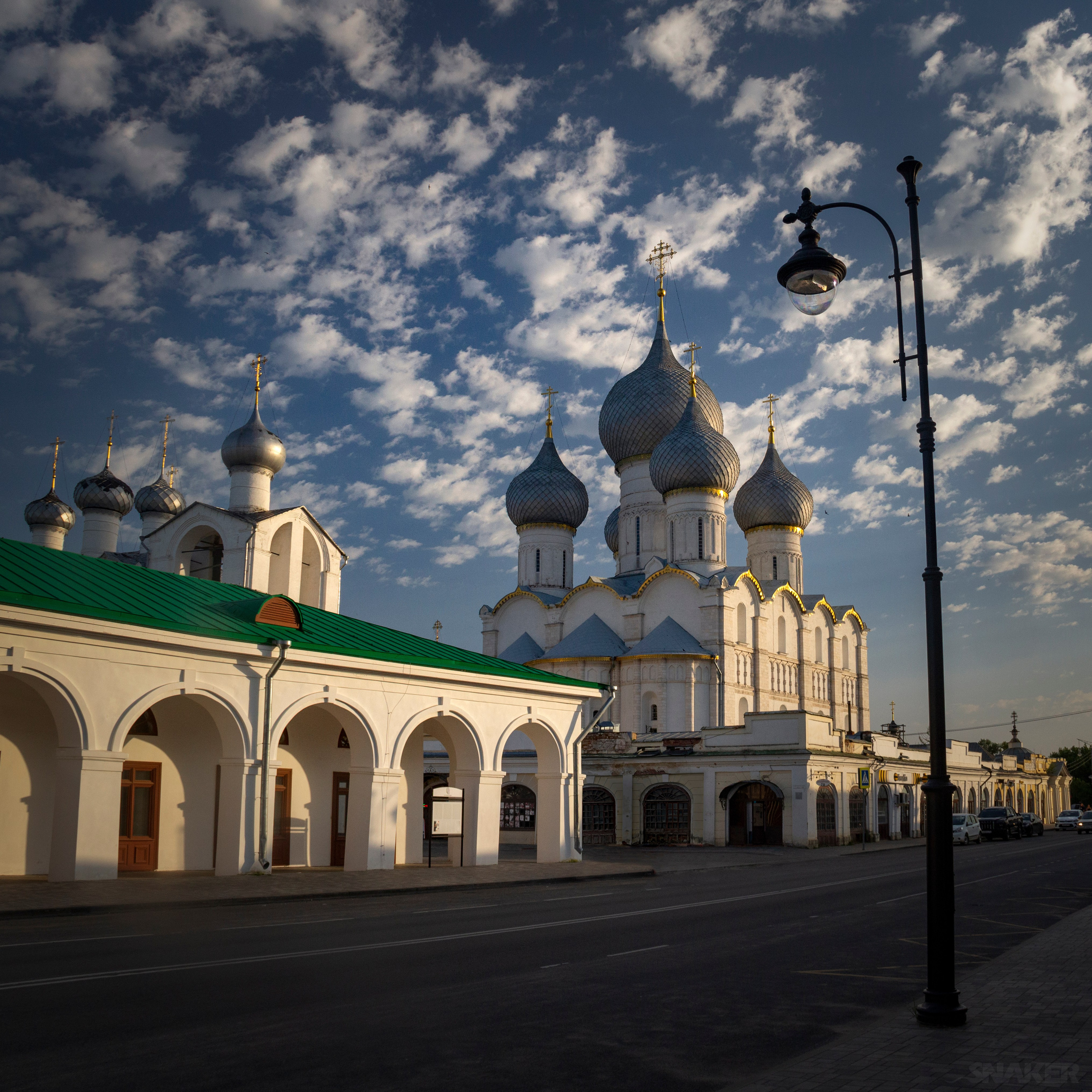 Ростов Великий в лучах заката.Гостиный двор и Успенский собор